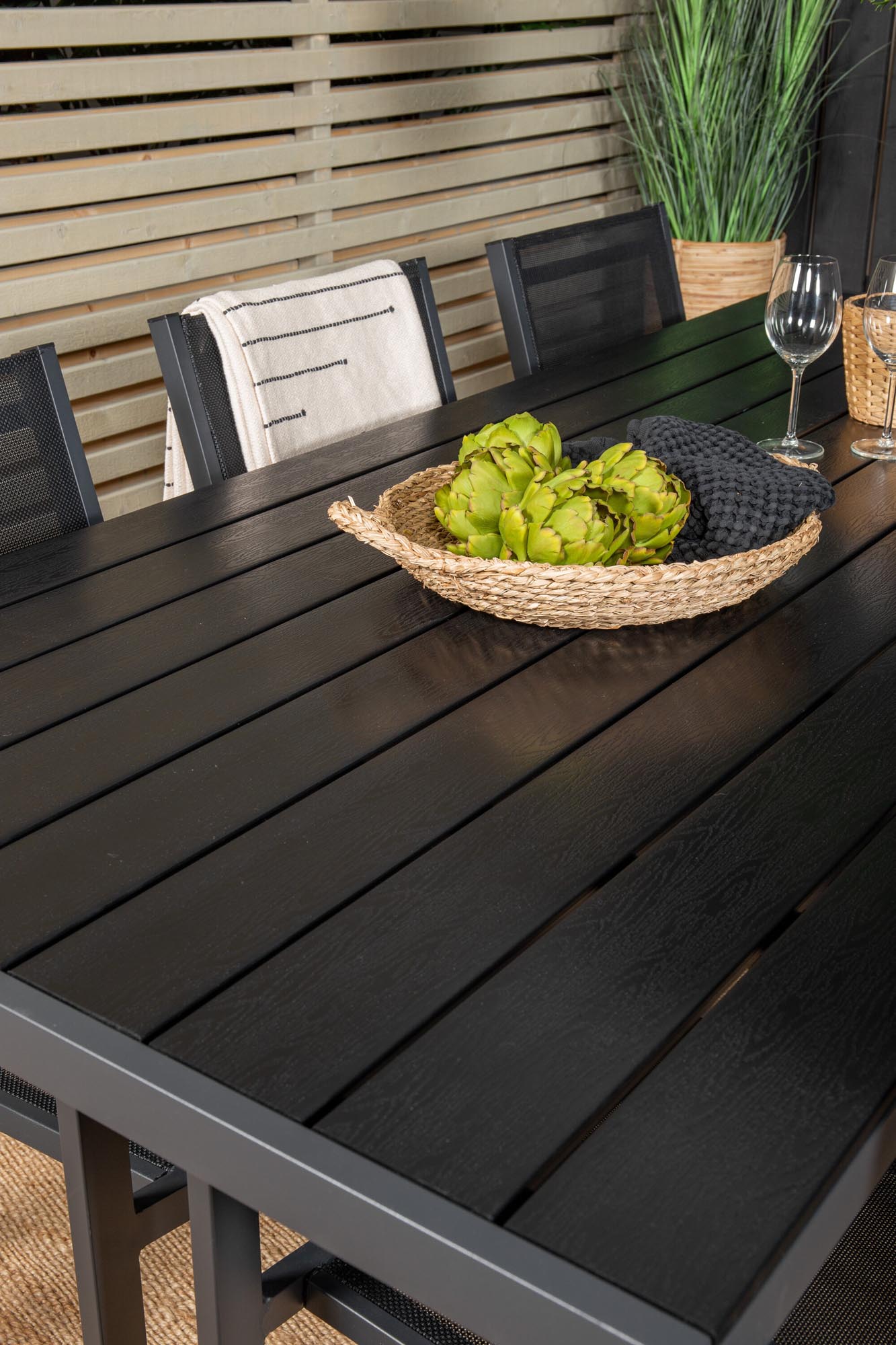 Elegantes Outdoor-Tischset für 6 Personen von Venture Home. Wetterfester Esstisch und komfortable Copacabana Armstühle für gesellige Stunden im Freien.