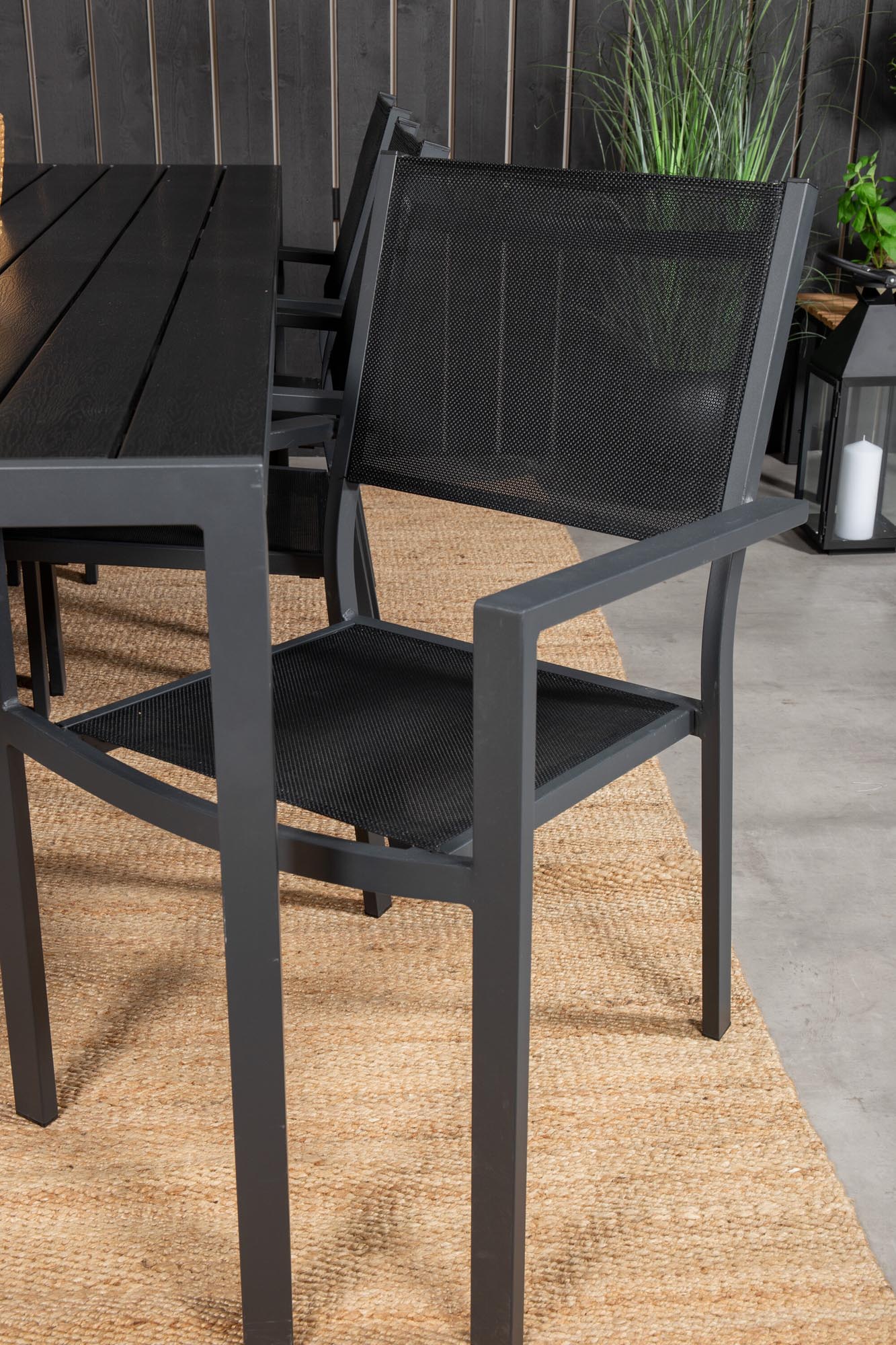 Stilvolles Outdoor-Tischset für 6 Personen von Venture Home. Robuster, wetterfester Tisch und bequeme Copacabana Armstühle für unvergessliche Momente im Freien.