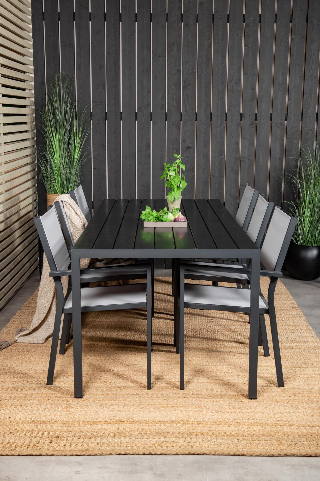 Robustes 6-Personen-Tischset von Venture Home für moderne Aussenbereiche.