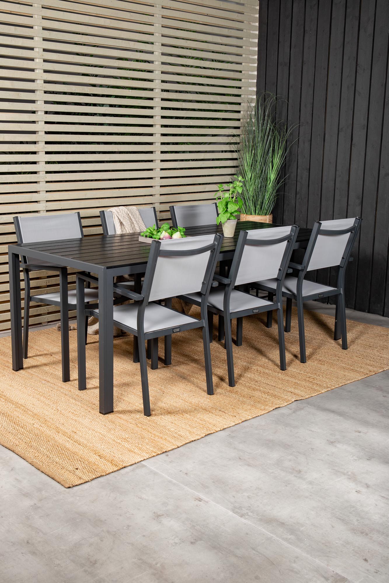 Stilvolles Outdoor-Tischset für 6 Personen von Venture Home. Wetterfester Esstisch und bequeme Copacabana Armstühle für unvergessliche Momente.