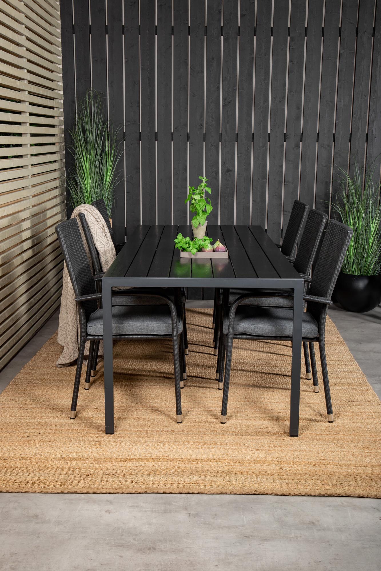 Entdecken Sie das Break Outdoor-Tischset von Venture Home: 205 cm Esstisch und 6 ergonomische Stühle aus strapazierfähigem Kunstrattan für unvergessliche Momente im Freien.