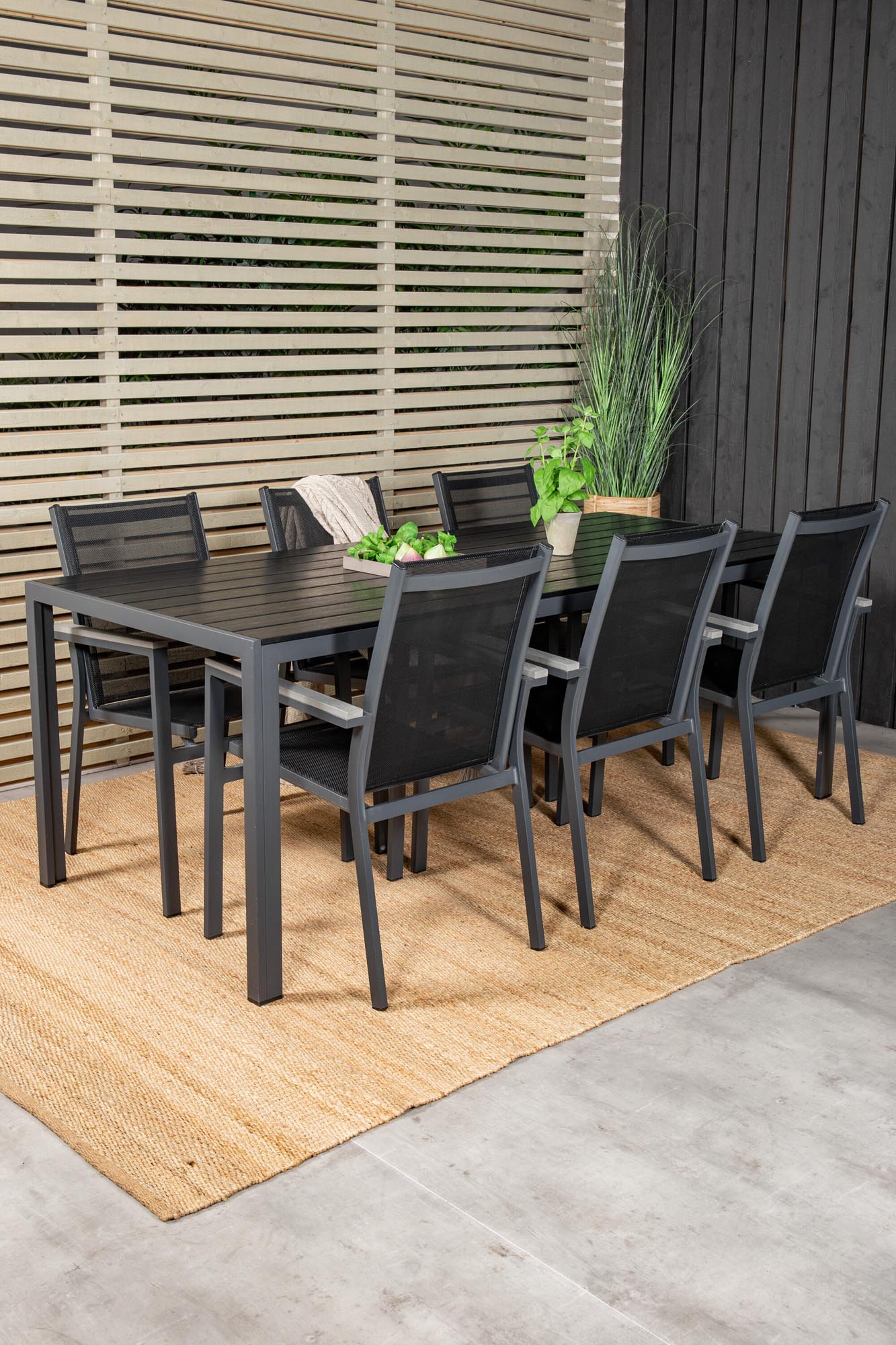 Modernes Ess-Set: Break Tisch & stapelbare Parma Stühle von Venture.