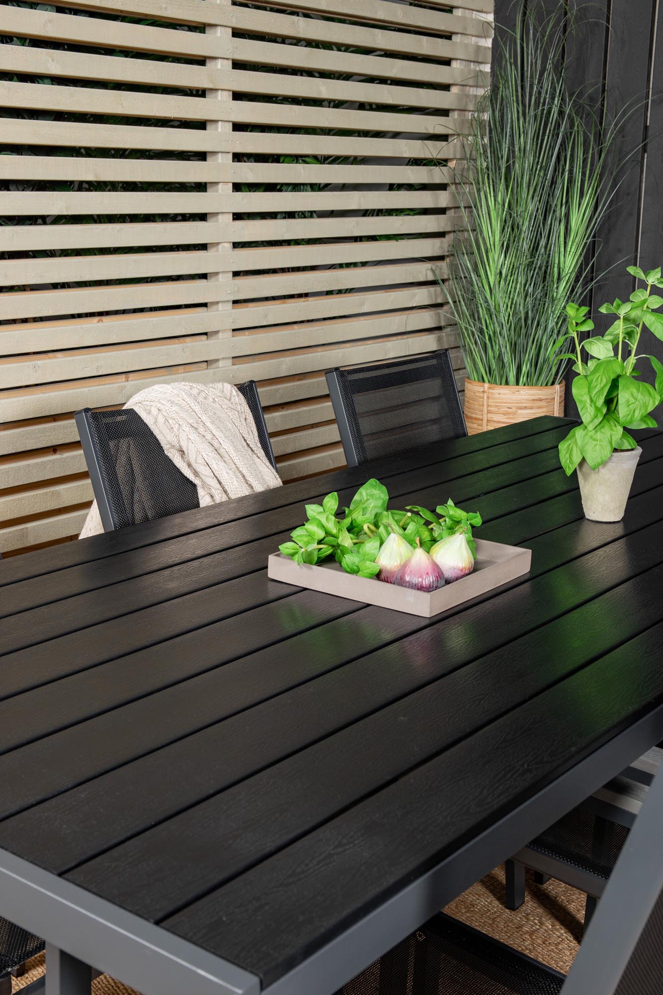 Stilvolles Ess-Set: Break Tisch & Parma Stühle von Venture Home.