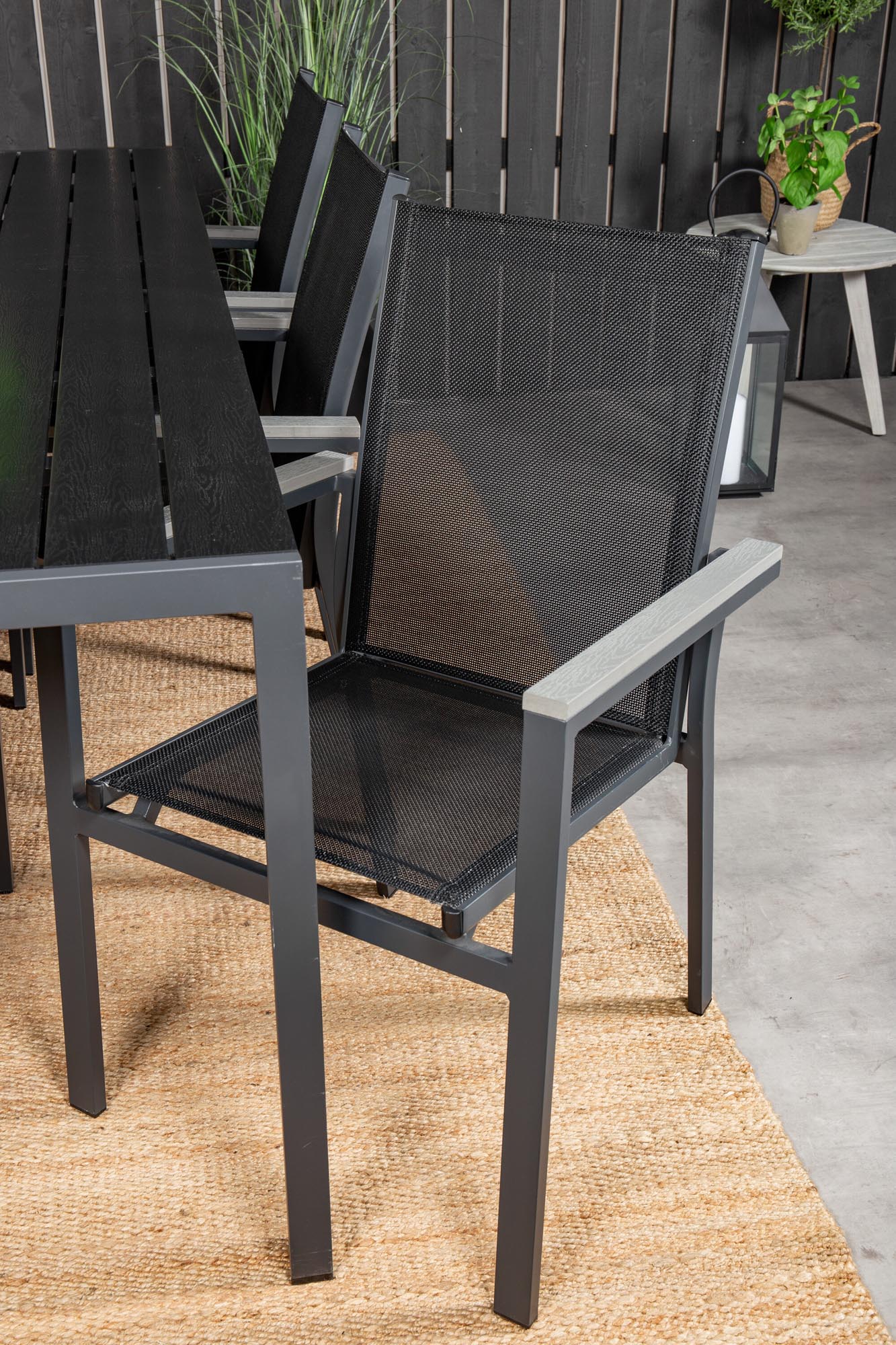 Break Gartentisch + Parma Arm Stuhl (stapelbar) in Schwarz präsentiert im Onlineshop von KAQTU Design AG. Gartentischset ist von Venture Home
