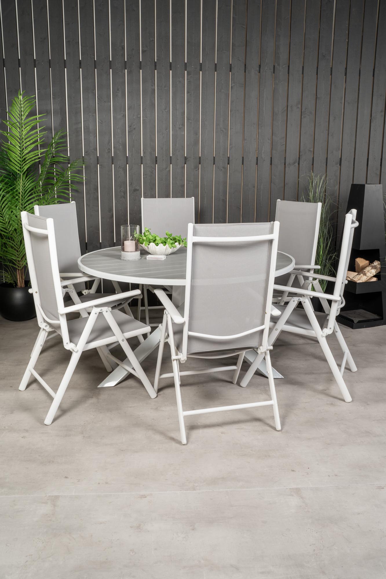 Erleben Sie das stilvolle Parma Outdoor-Tischset + Break ⌀140cm für 6 Personen von Venture Home. Wetterfester Tisch und praktische klappbare Stühle für unvergessliche Momente im Freien.