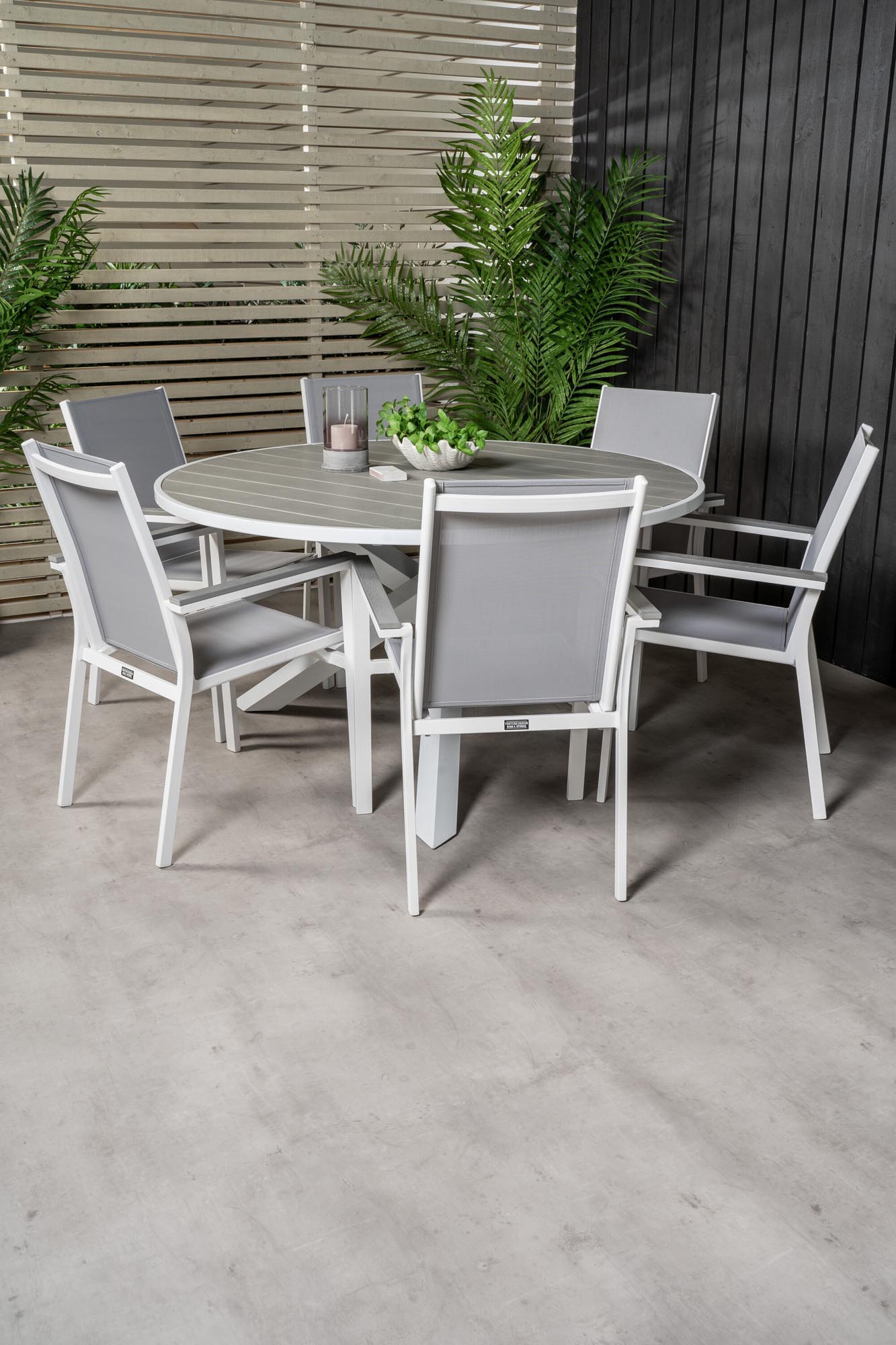 Eleganter Parma Esstisch mit stapelbaren Armstühlen von Venture Home.