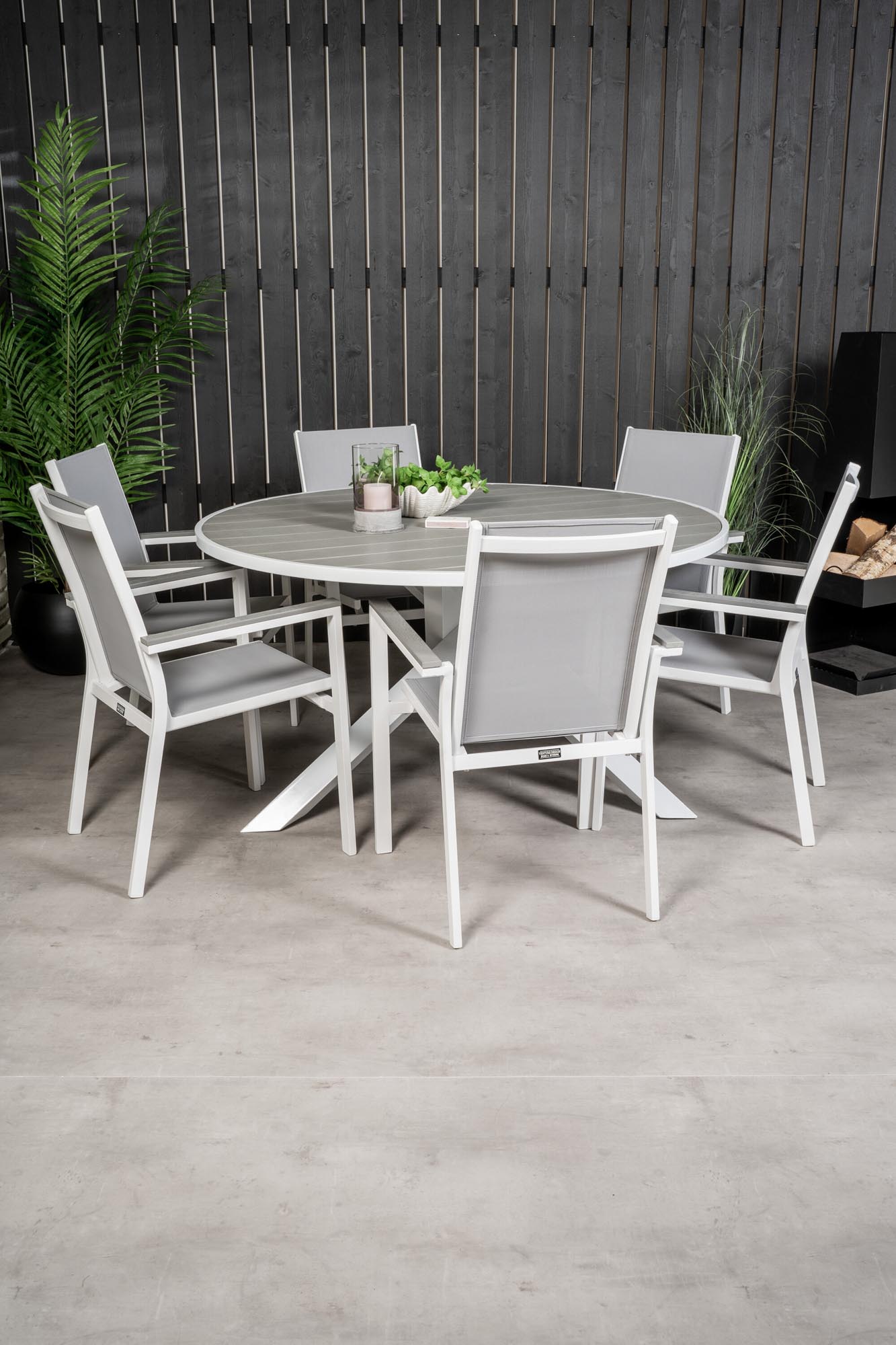 Stilvoller Parma Tisch mit platzsparenden, stapelbaren Stühlen.