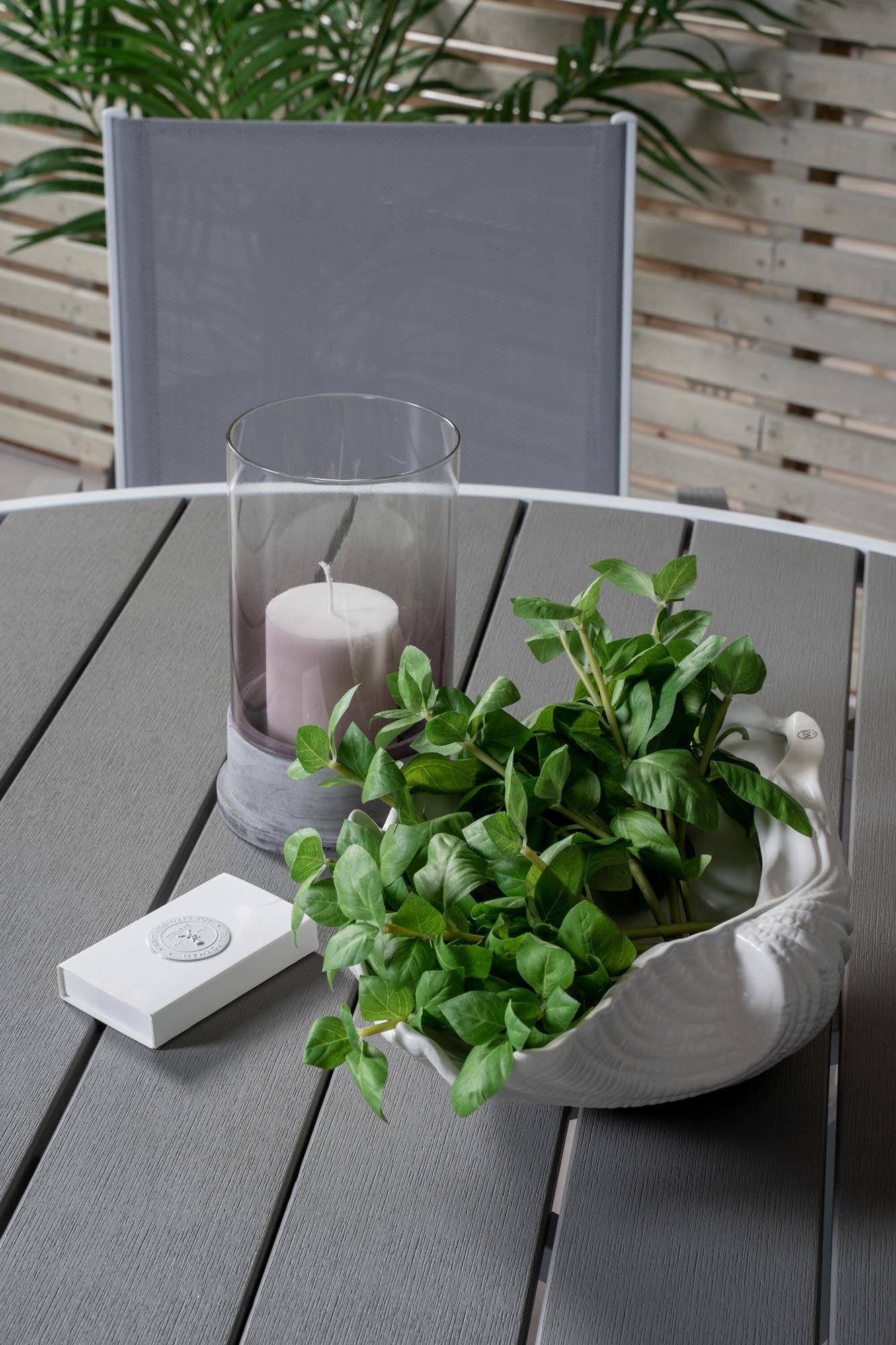 Eleganter Parma Tisch mit stapelbaren Armstühlen von Venture Home.