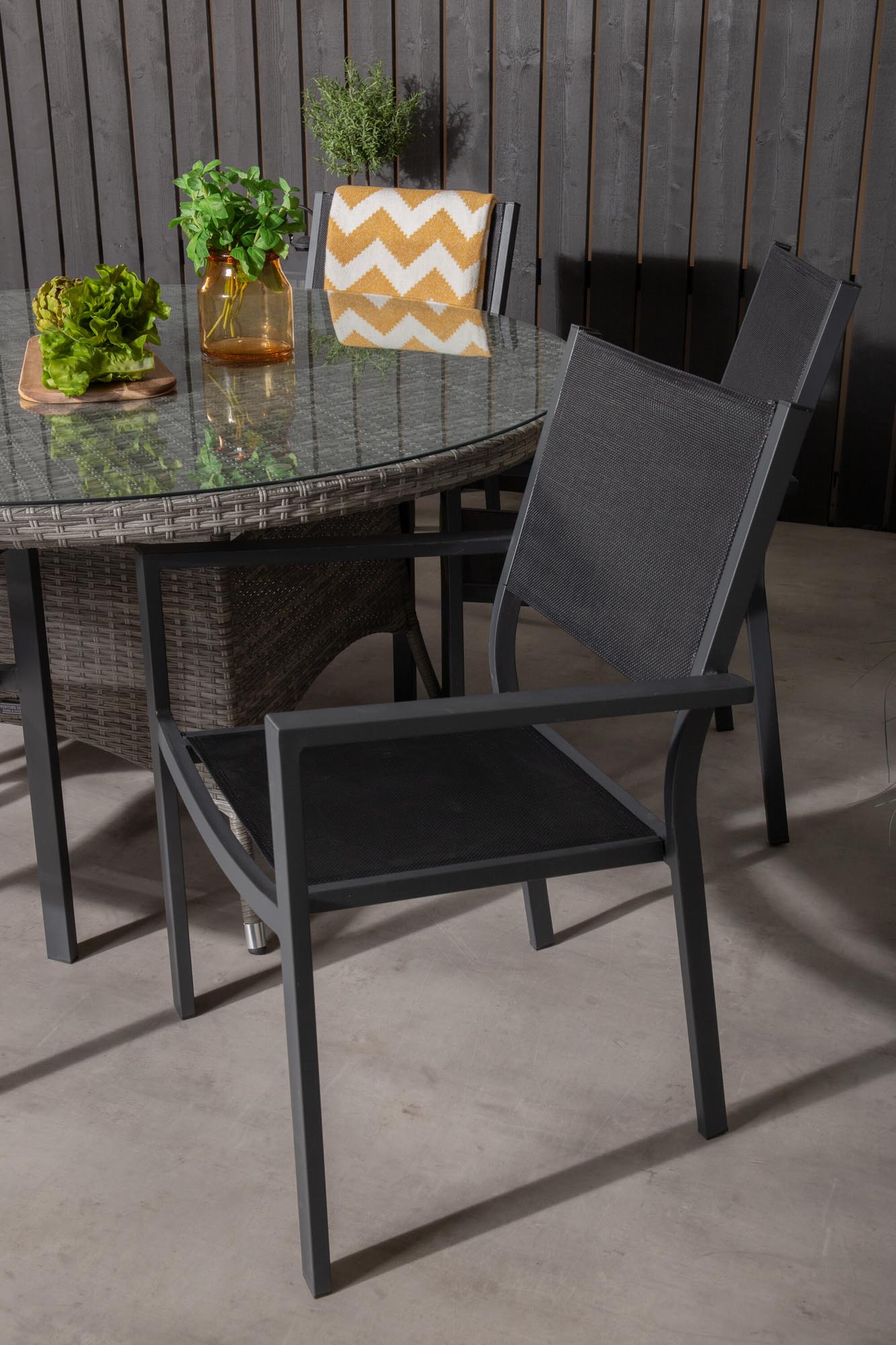 Volta Outdoor-Tischset + Copacabana ⌀150cm/6St. in Schwarz präsentiert im Onlineshop von KAQTU Design AG. Gartentischset ist von Venture Home