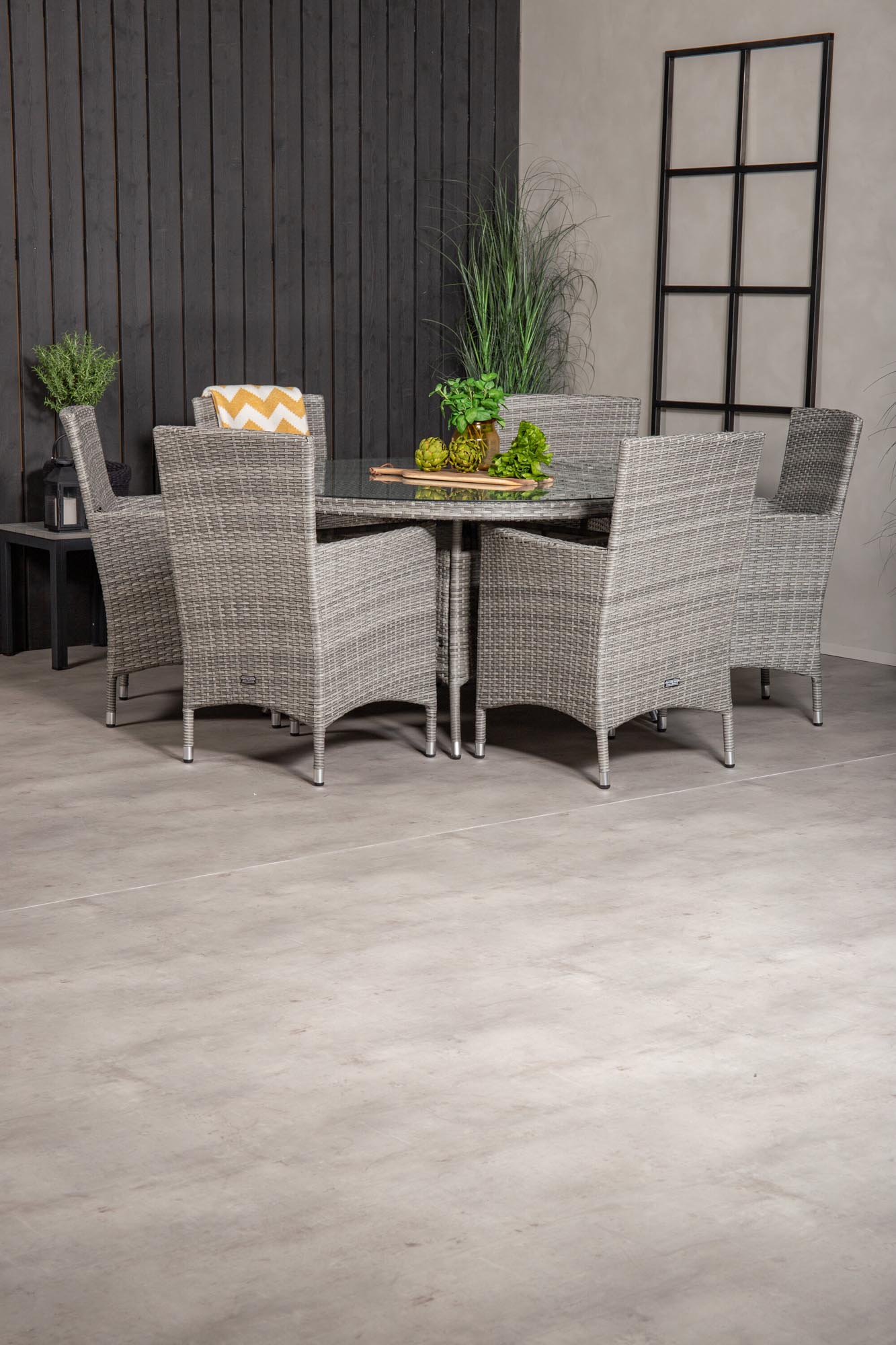 Stylisches Volta Outdoor-Tischset für 6 Personen, mit eleganter Glasplatte und robustem Kunstrattan. Ideal für gesellige Stunden im Freien.