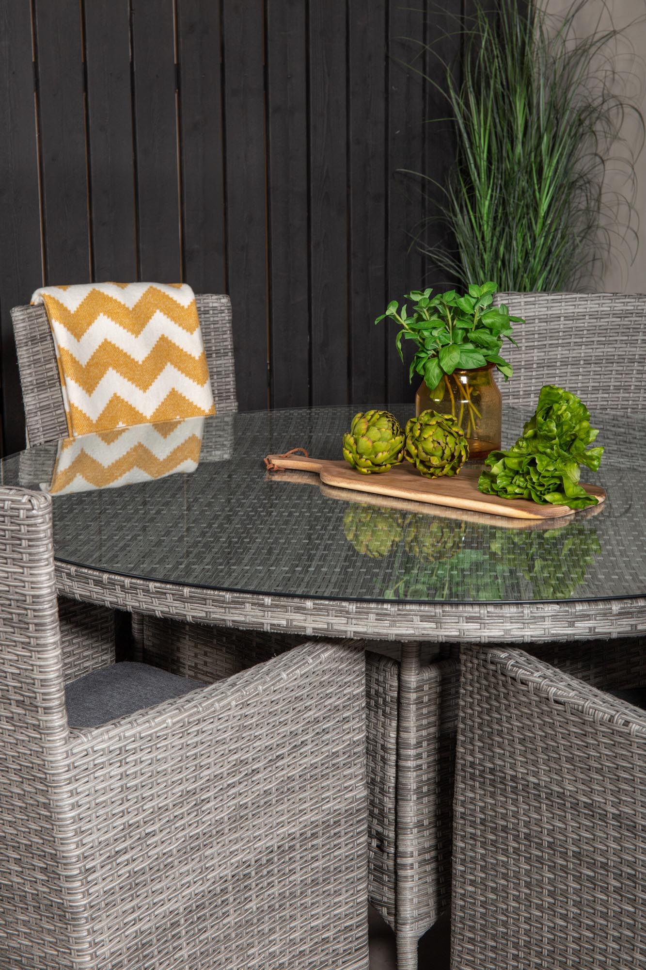 Entdecken Sie das Volta Outdoor-Tischset + Malin für 6 Personen. Elegantes Design mit bruchsicherer Glasplatte und wetterfestem Kunstrattan für stilvolle Momente im Freien.