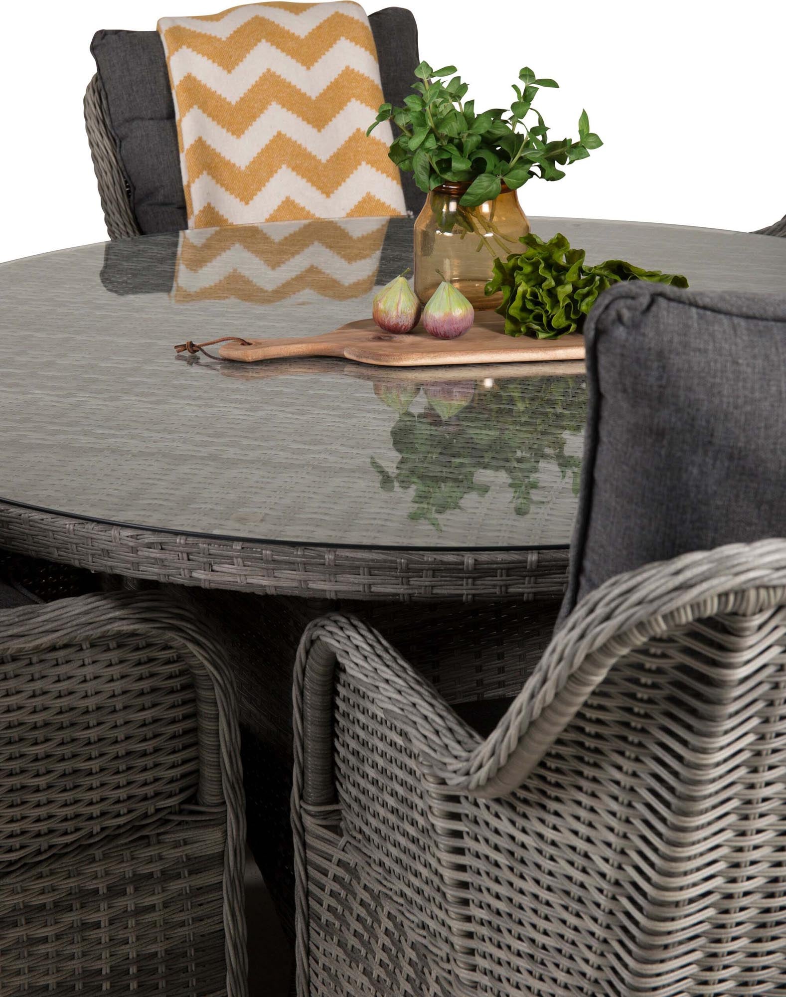 Verwandeln Sie Ihren Außenbereich mit dem Volta Outdoor-Tischset: runder Tisch für 6, wetterfeste Materialien und elegantes Design für unvergessliche Momente.