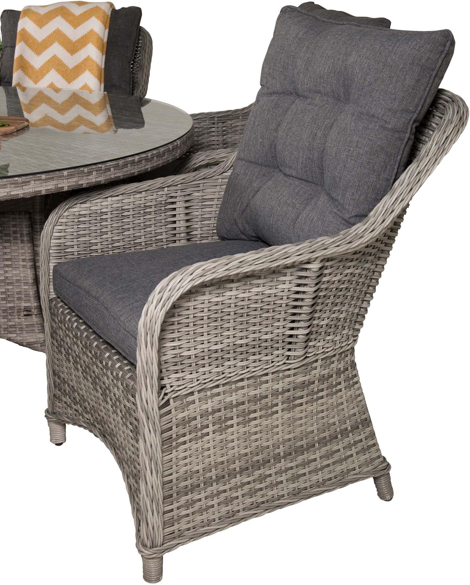 Gestalten Sie Ihre Terrasse mit dem Volta Outdoor-Tischset: Platz für 6, stilvolle Vikelund Sessel und langlebige, wetterfeste Materialien.