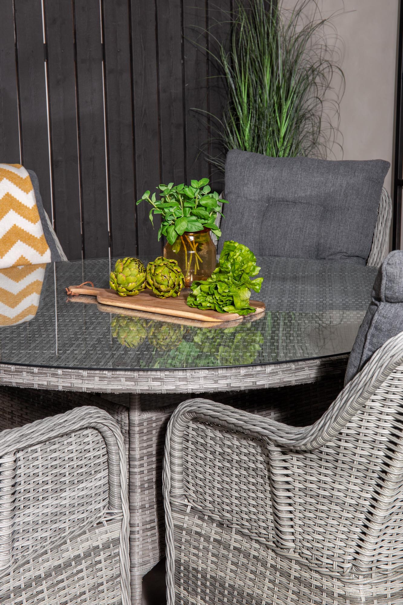 Rundes Volta Outdoor-Tischset für 6 Personen: 150 cm Tisch mit stilvollen Vikelund Sesseln, langlebig und perfekt für gesellige Stunden im Freien.