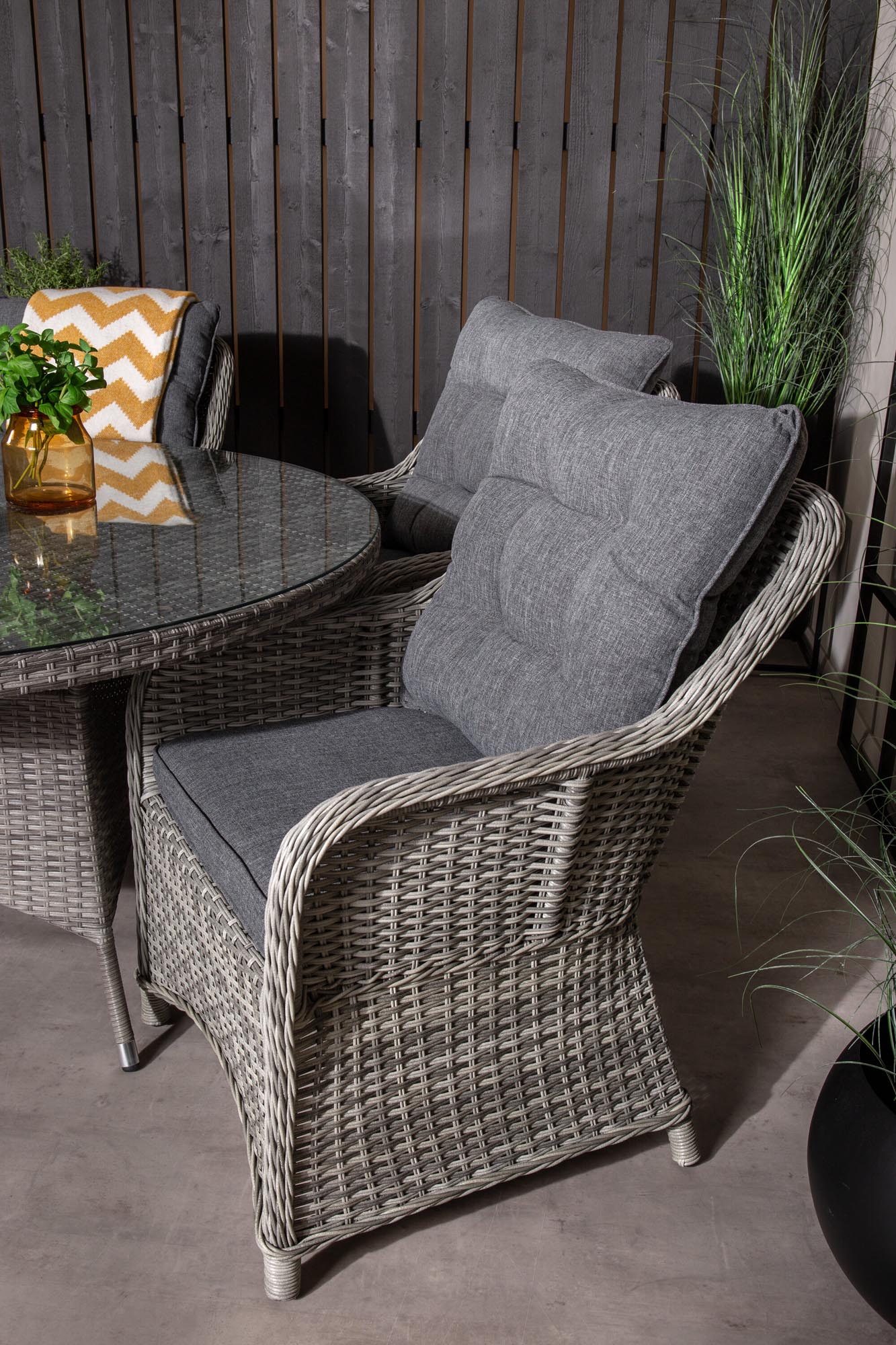 Entdecken Sie das Volta Outdoor-Tischset: 150 cm runder Tisch für 6 Personen, kombiniert mit eleganten Vikelund Sesseln – ideal für entspannte Gartenmomente.