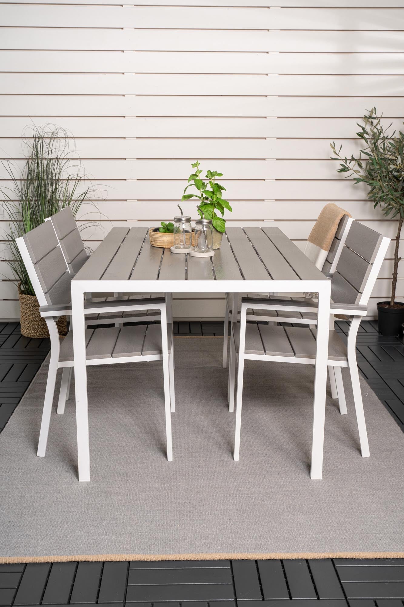 Elegantes Break Outdoor-Tischset 150cm mit 4 Levels-Stühlen von Venture Home. Wetterfest, pflegeleicht und perfekt für gesellige Stunden im Freien.