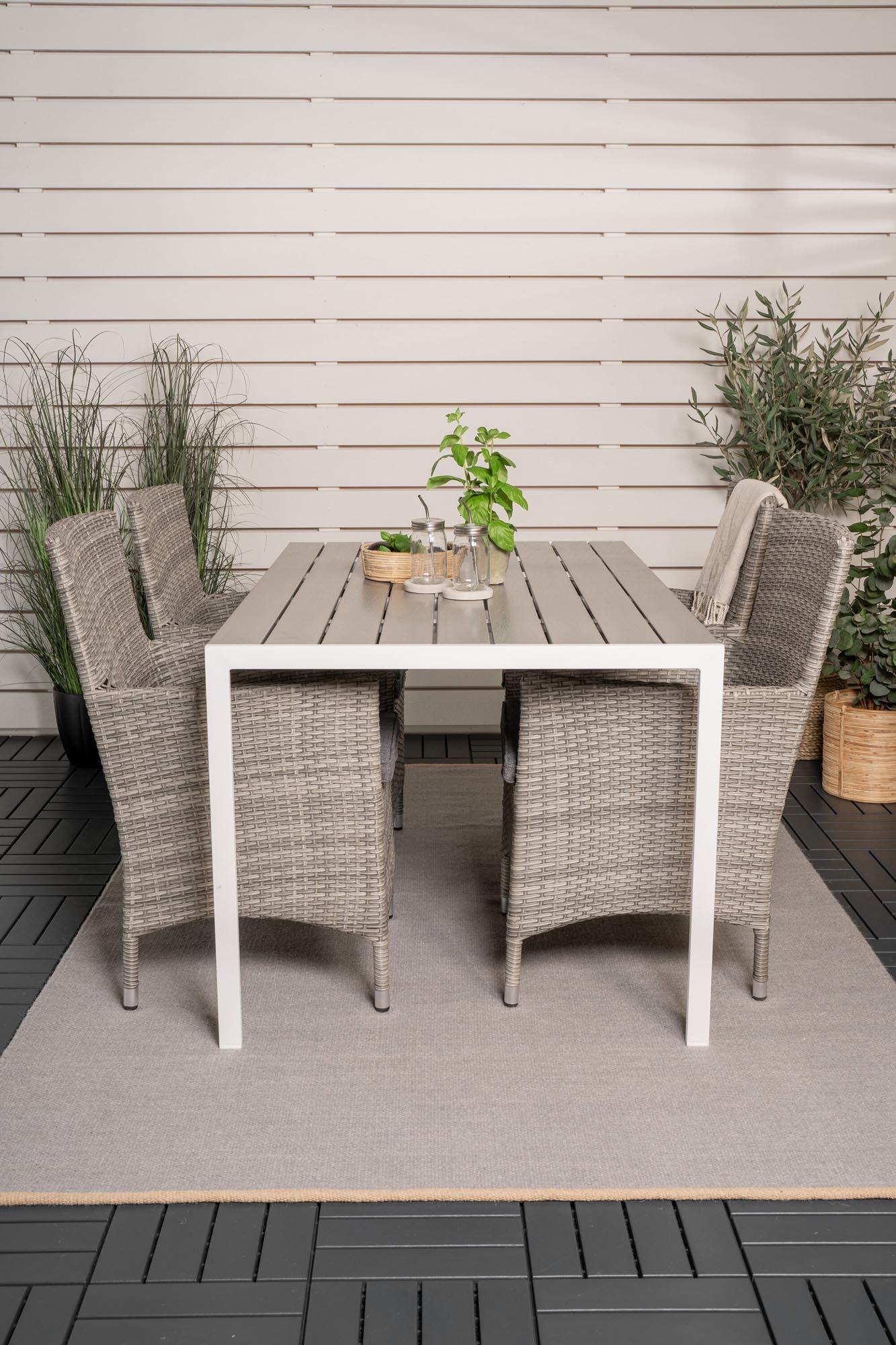 Verwandeln Sie Ihre Terrasse mit dem Break Outdoor-Tischset + Malin 150cm/4St. von Venture Home in eine stilvolle Oase – ideal für gesellige Momente!