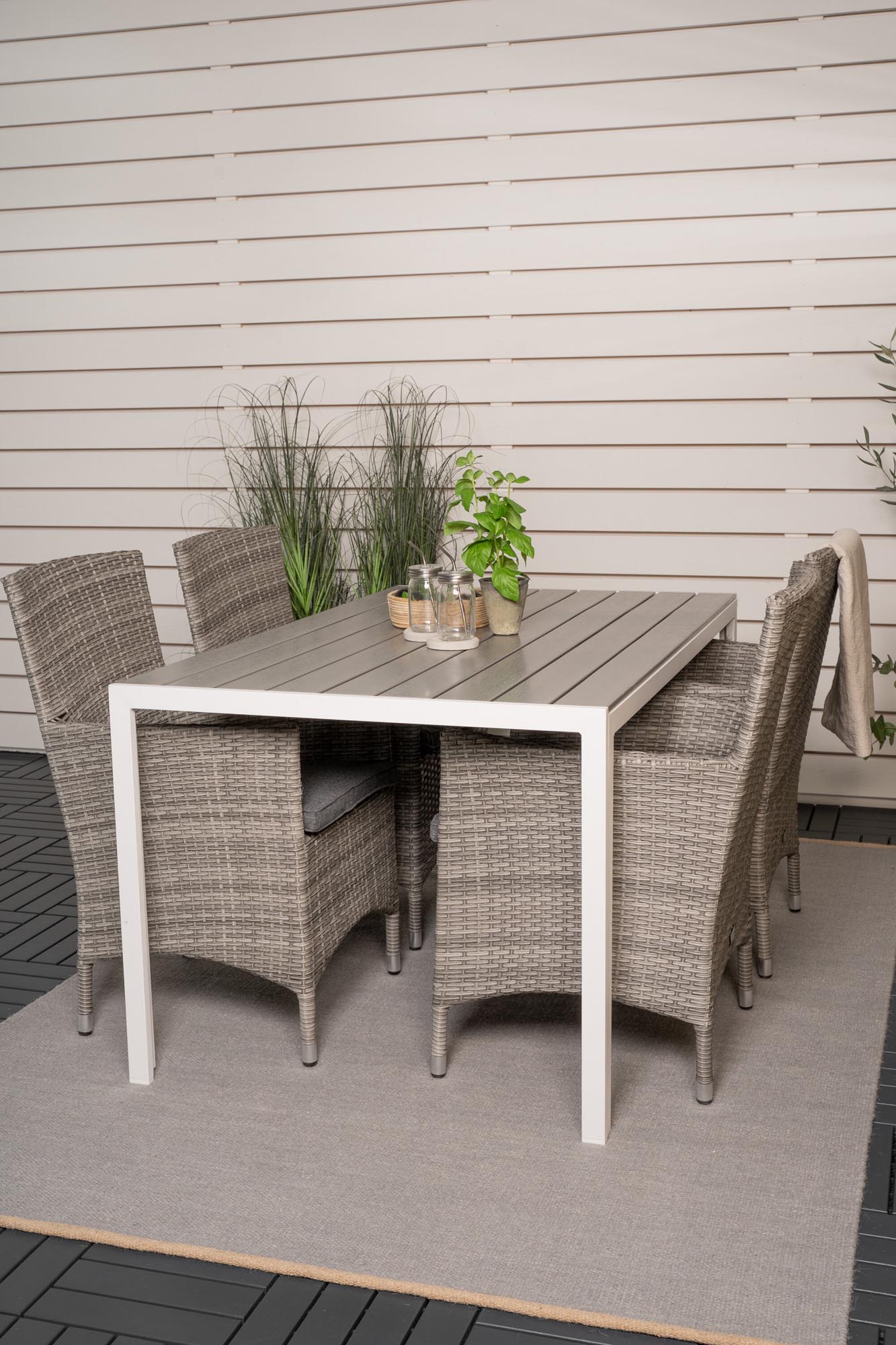 Elegantes Break Outdoor-Tischset von Venture Home für 4 Personen. Wetterfest, stilvoll und perfekt für entspannte Stunden im Freien.