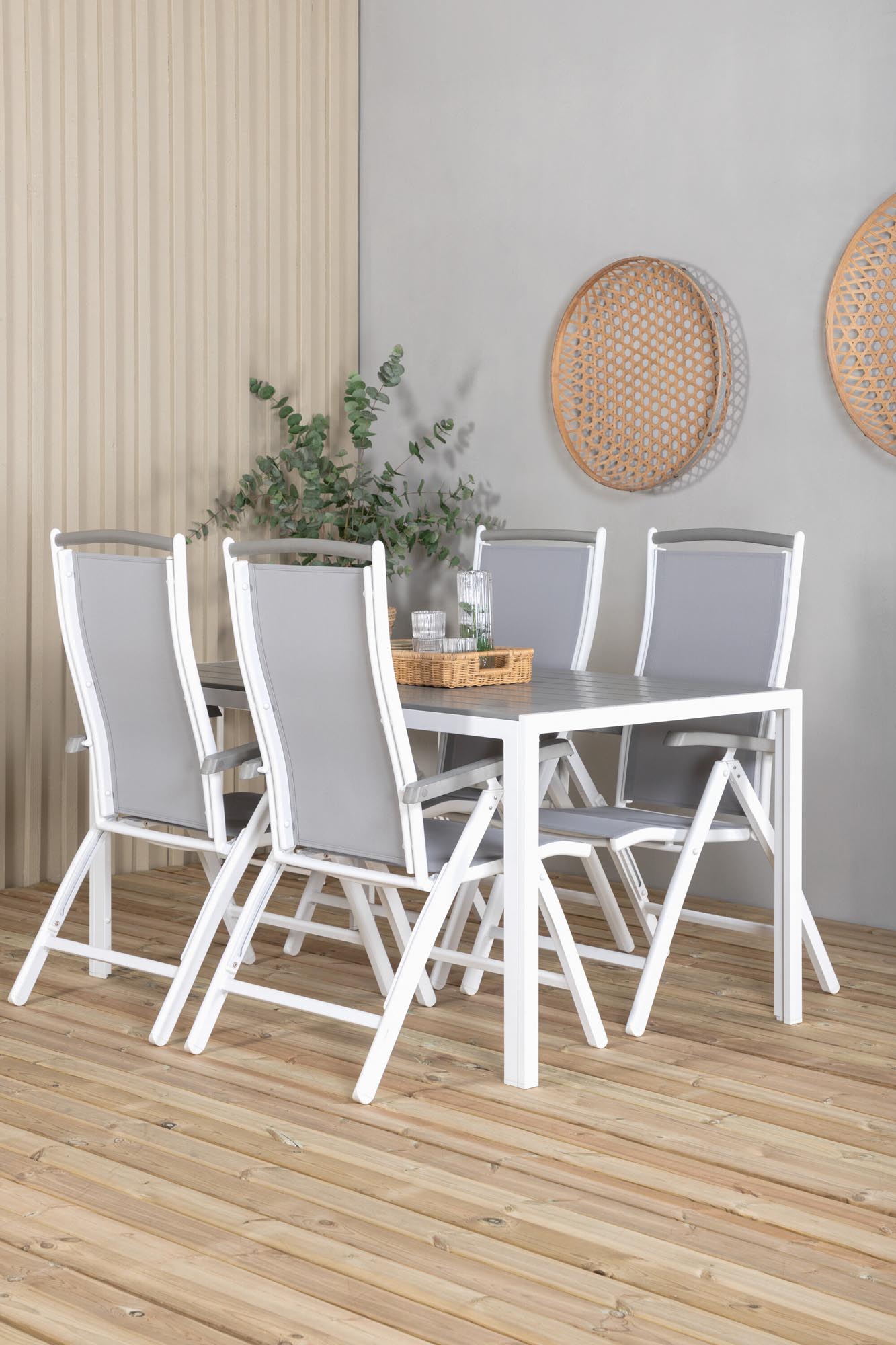 Entdecken Sie das Break Outdoor-Tischset von Venture Home: Modernes Design, pflegeleichte Materialien und Platz für gesellige Momente im Freien.