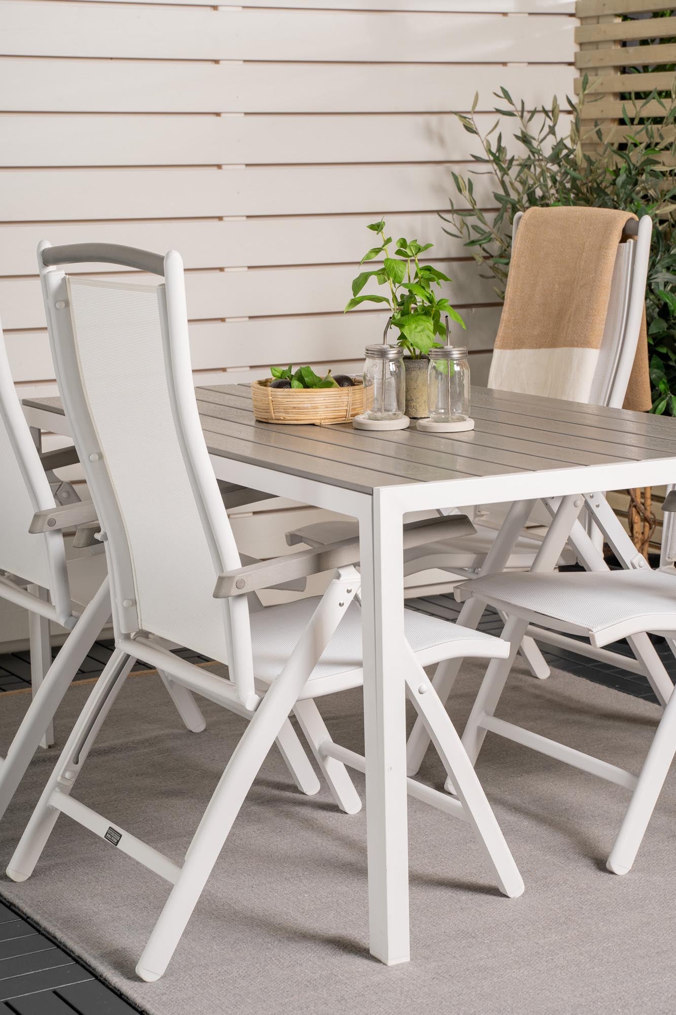 Elegantes Break Outdoor-Tischset mit Albany 150cm für 4 Personen. Perfekt für entspannte Sommerabende, robust und pflegeleicht.