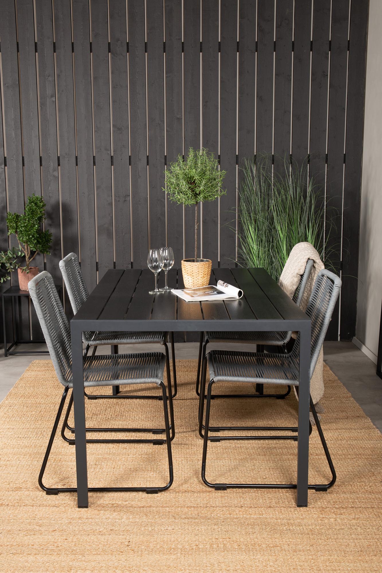 Erleben Sie das Break Outdoor-Tischset + Lindos 150cm/4St. von Venture Home – modernes Design, wetterfeste Materialien und Komfort für unvergessliche Momente im Freien.