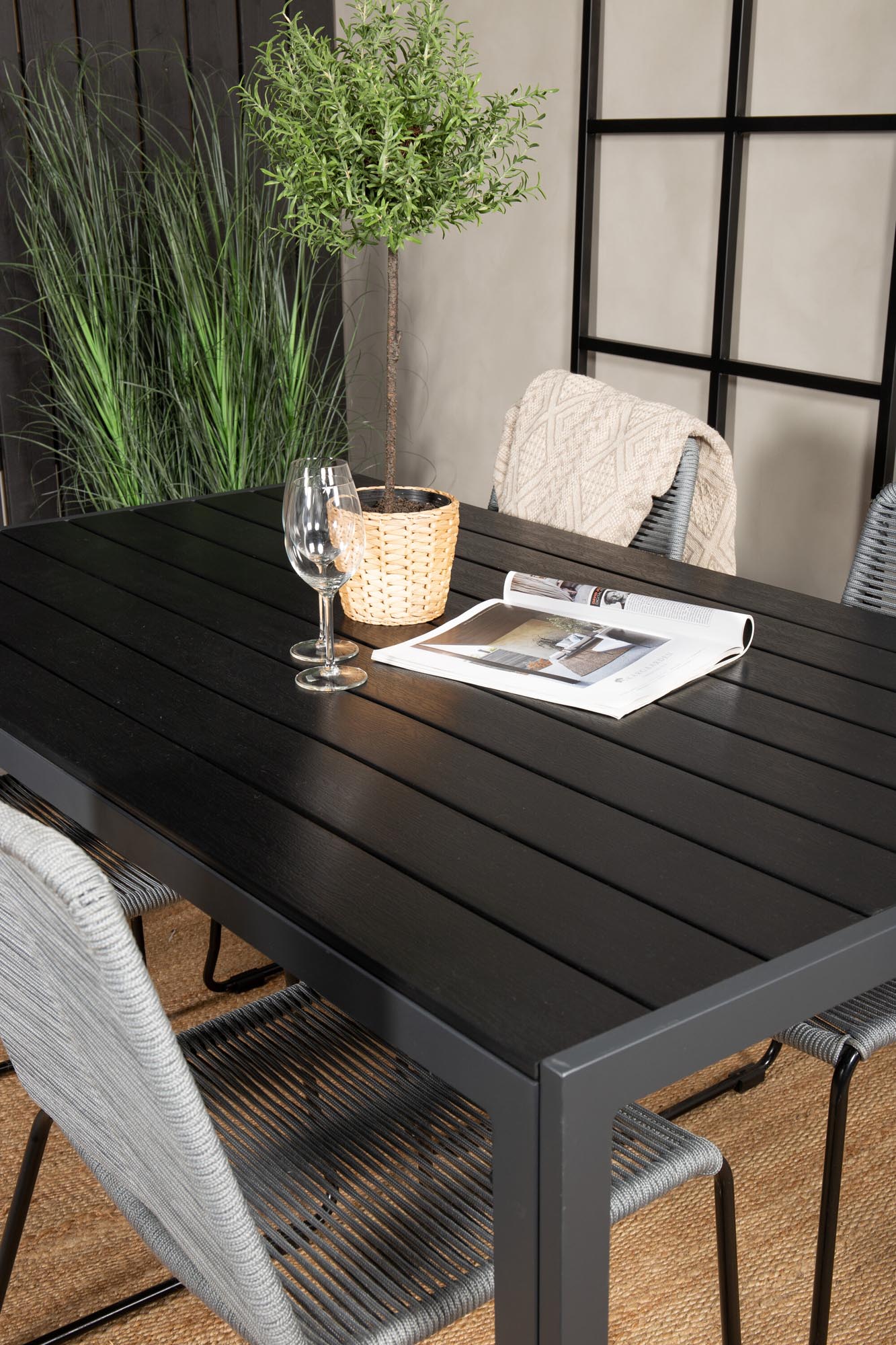 Robustes Venture Home Tischset für 4, perfekt für Gartenpartys.