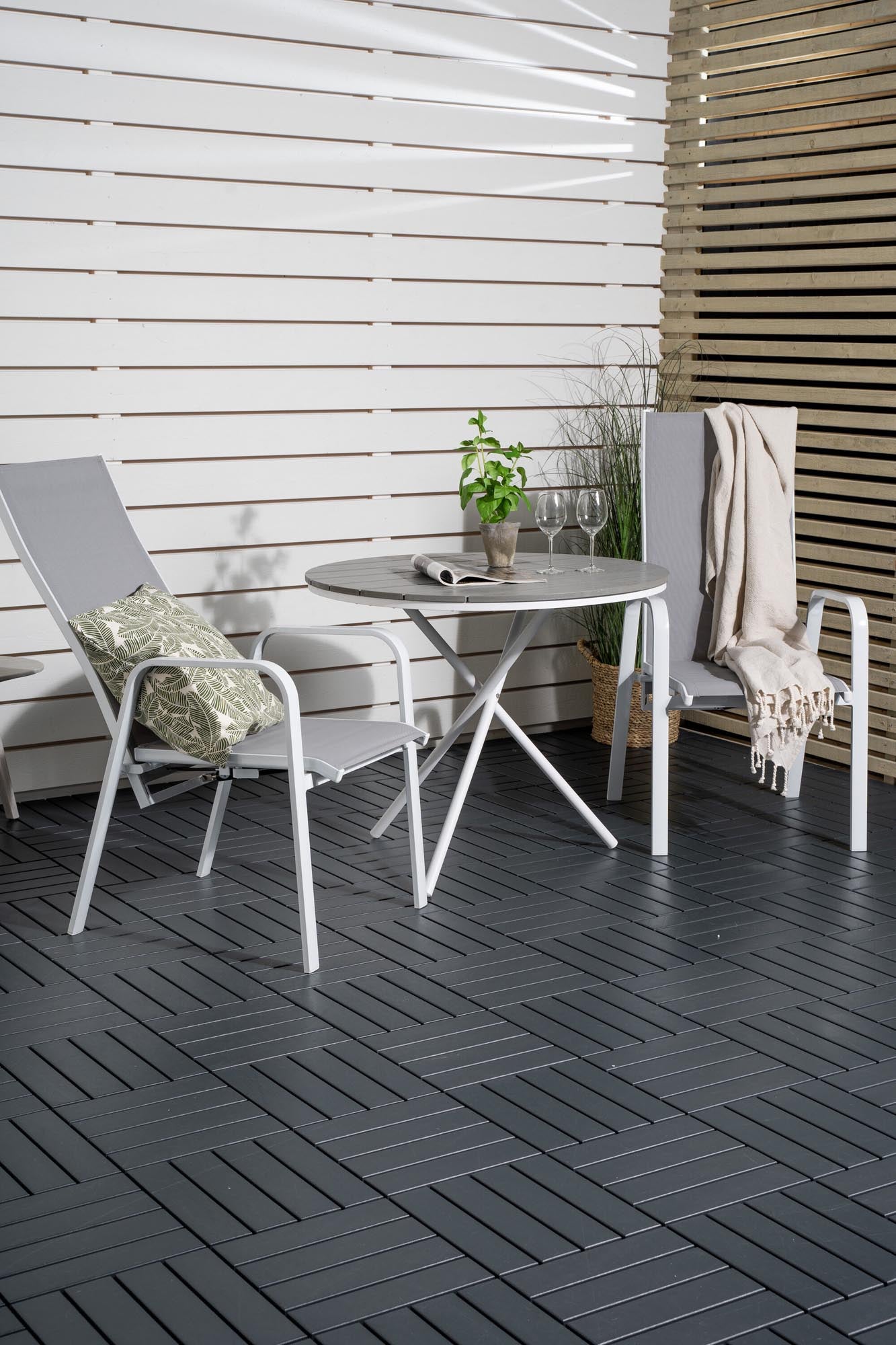 Stylisches Parma Tischset mit Copacabana Recliner – ideal für Balkon & Garten. Komfort und modernes Design vereint für entspannte Stunden im Freien.