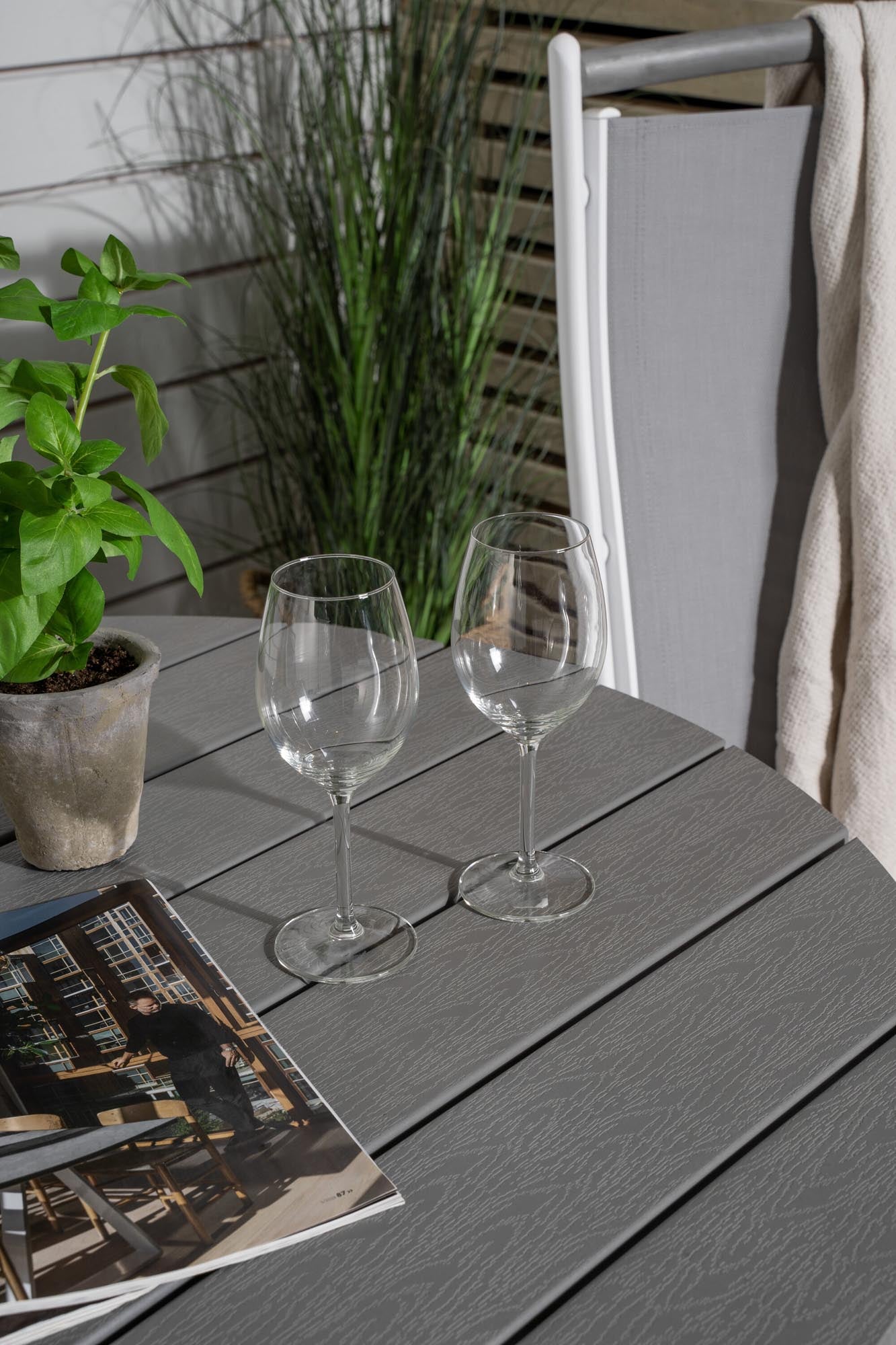 Parma Outdoor-Tischset + Albany ⌀90cm/2St. in Grau weiss präsentiert im Onlineshop von KAQTU Design AG. Gartentischset ist von Venture Home