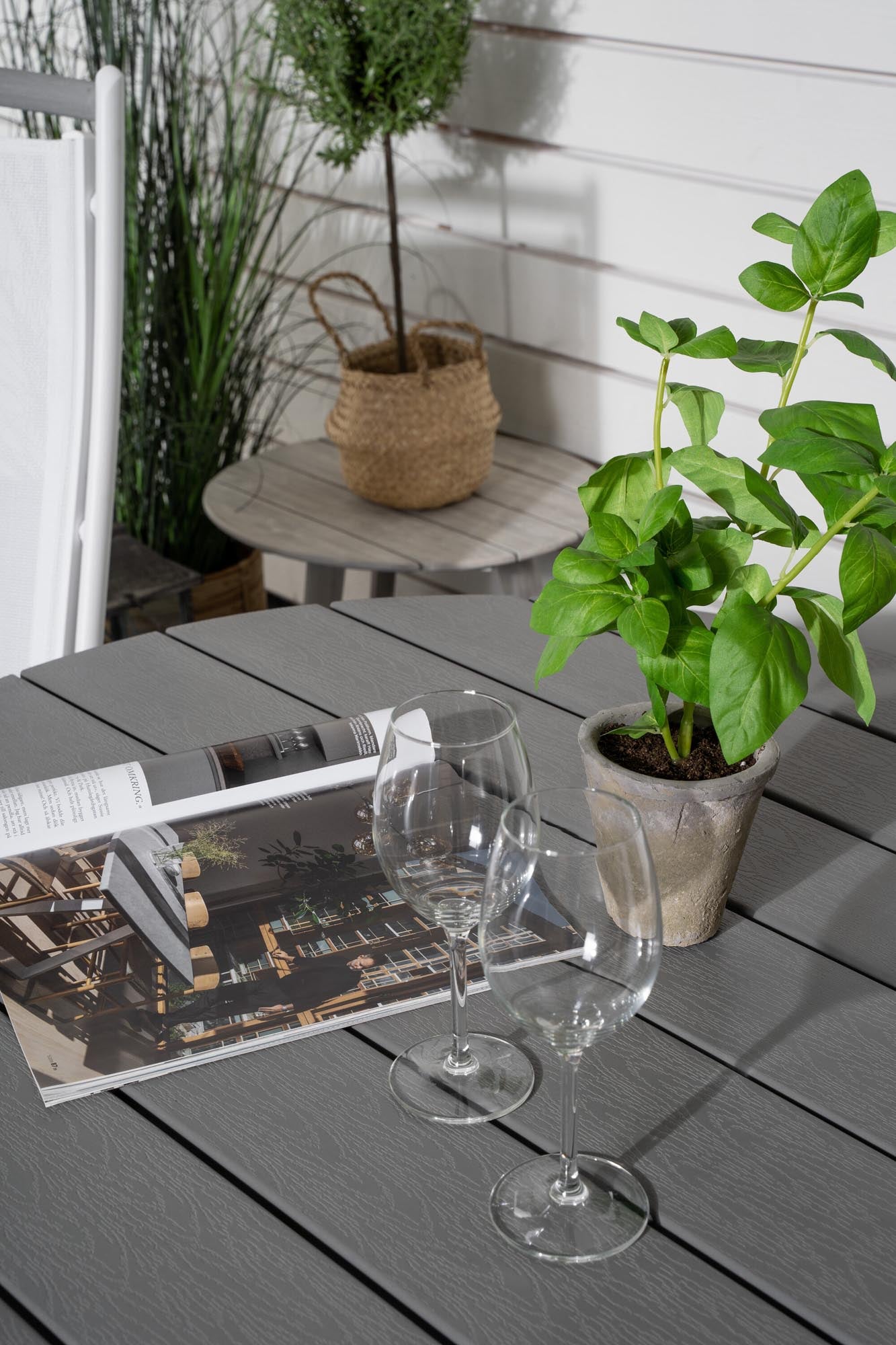 Parma Outdoor-Tischset + Albany ⌀90cm/2St. in Weiss präsentiert im Onlineshop von KAQTU Design AG. Gartentischset ist von Venture Home