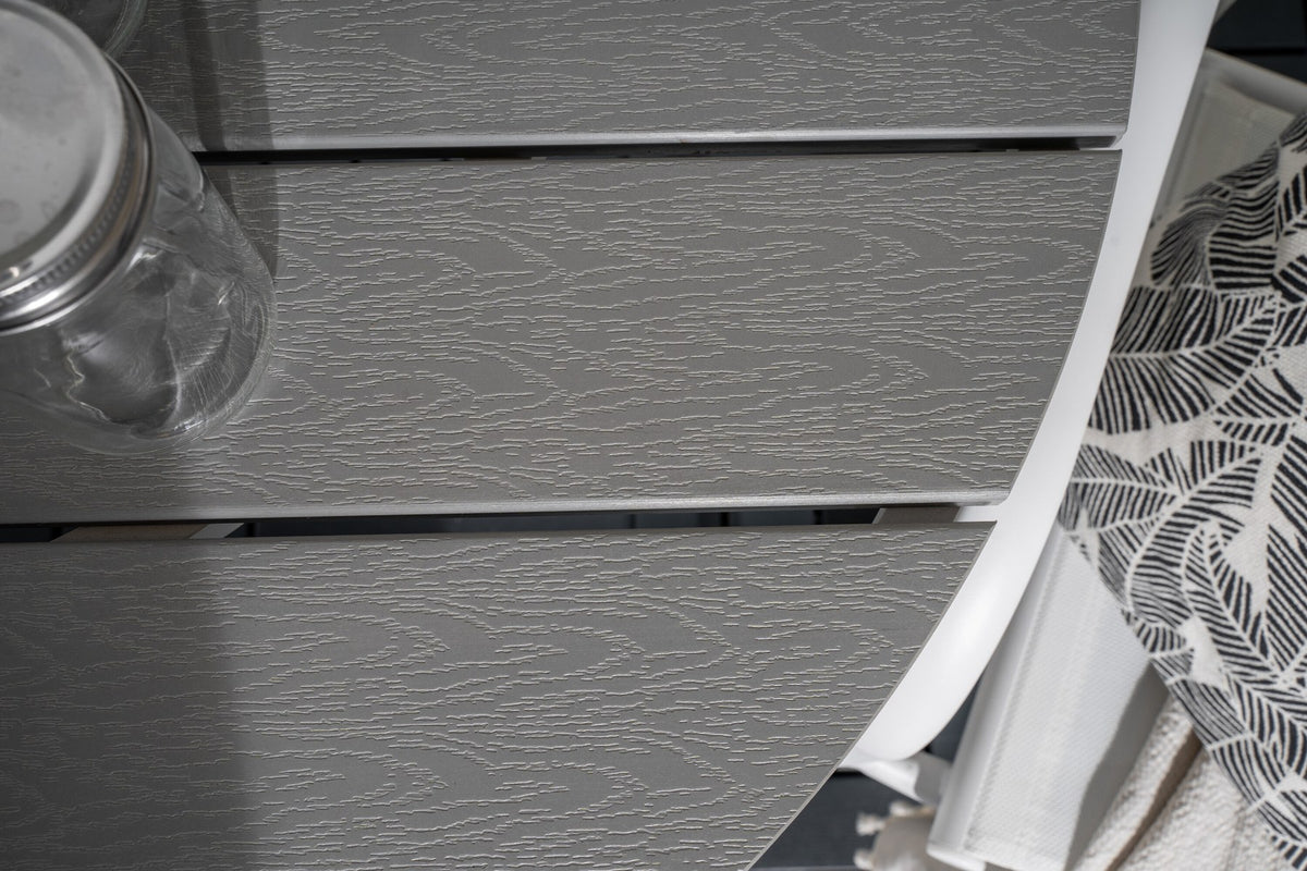 Zwei stapelbare Aussenstühle aus Aluminium und Textilene in Weiss/Grau neben rundem Café-Tisch ⌀90 cm aus Aluminium und Aintwood, Gartentischset.