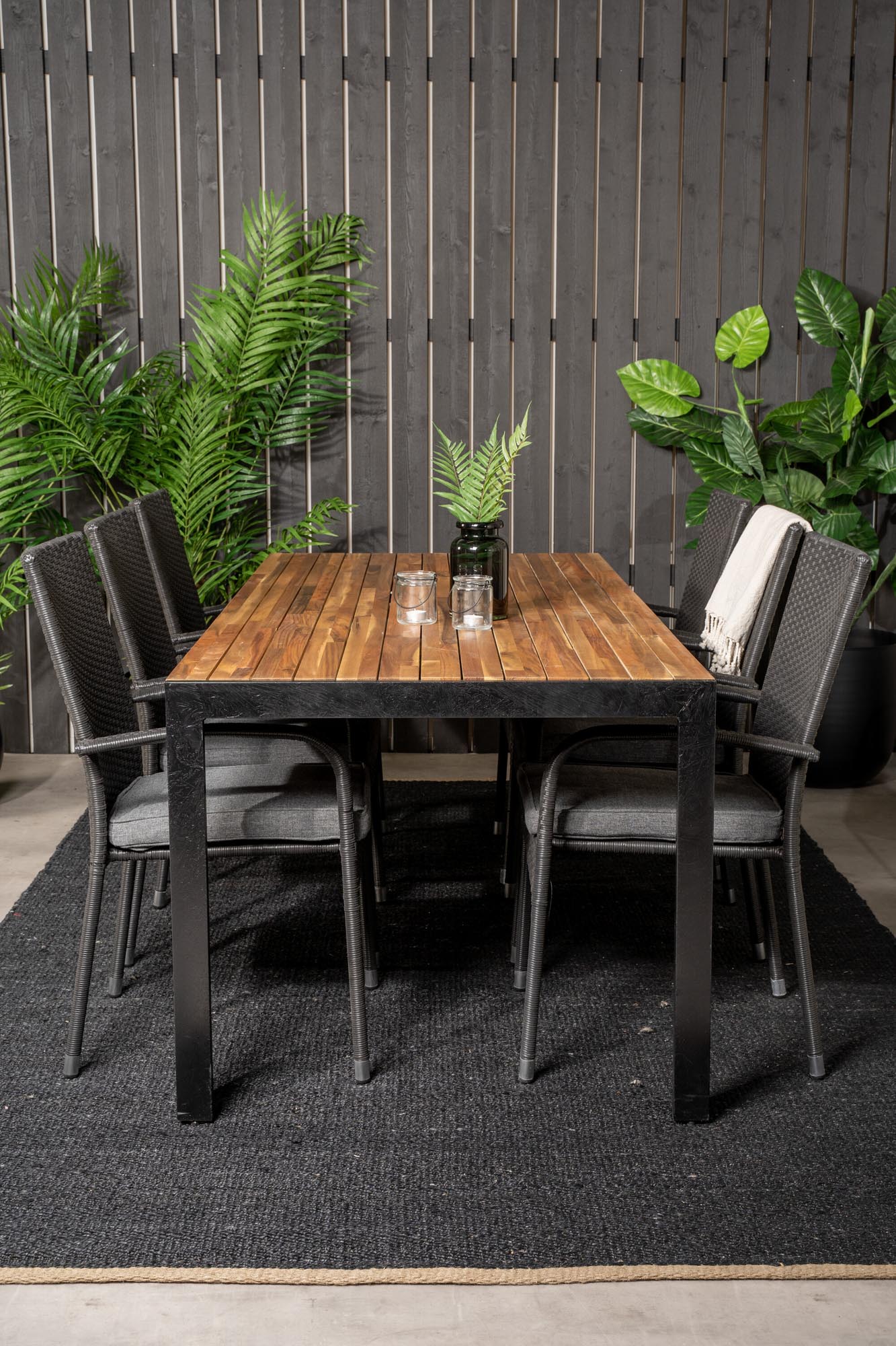 Stilvolles Bois Outdoor-Tischset + Anna 205cm für gesellige Abende im Freien. Hochwertiges Material, ergonomische Stühle und elegantes Design.