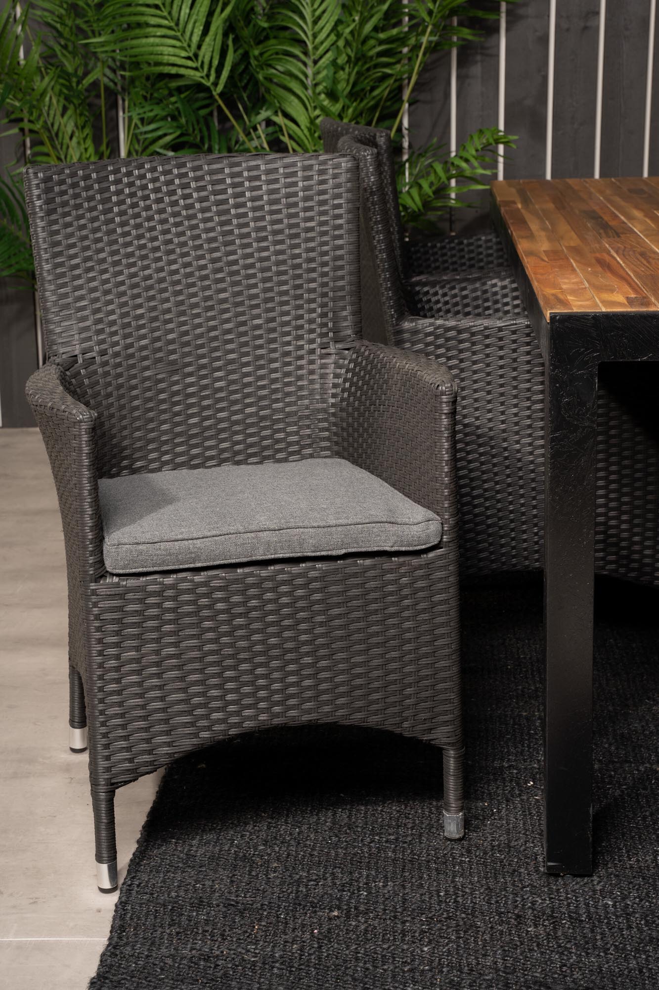 Gestalten Sie Ihre Terrasse mit dem Bois Outdoor-Tischset von Venture Home – elegant, robust und perfekt für unvergessliche Abende im Freien.