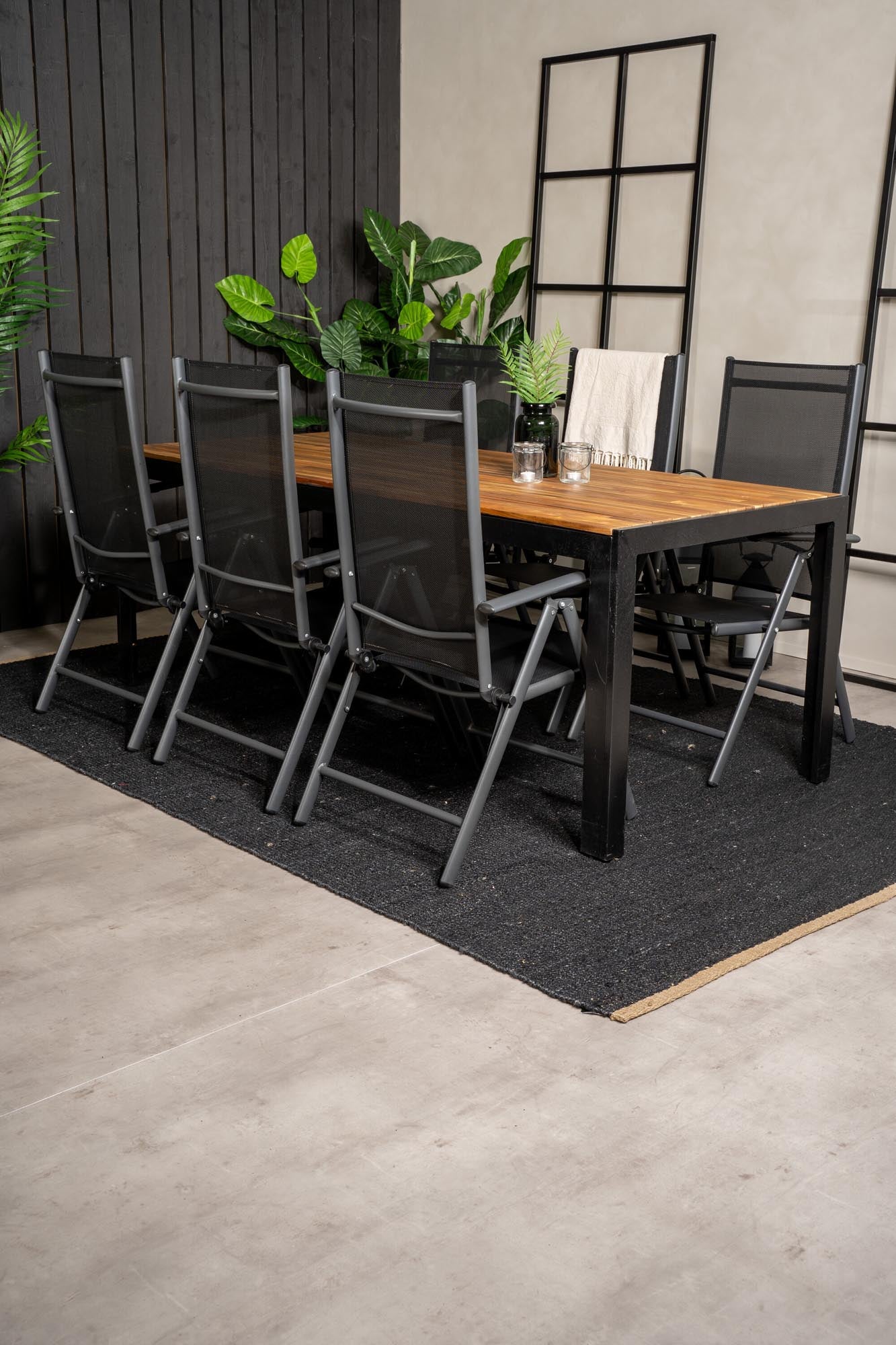 Elegantes Outdoor-Tischset: 205 cm langer Tisch aus witterungsbeständigem Aluminium und Akazienholz, 6 komfortable, verstellbare Stühle für unvergessliche Momente im Freien.