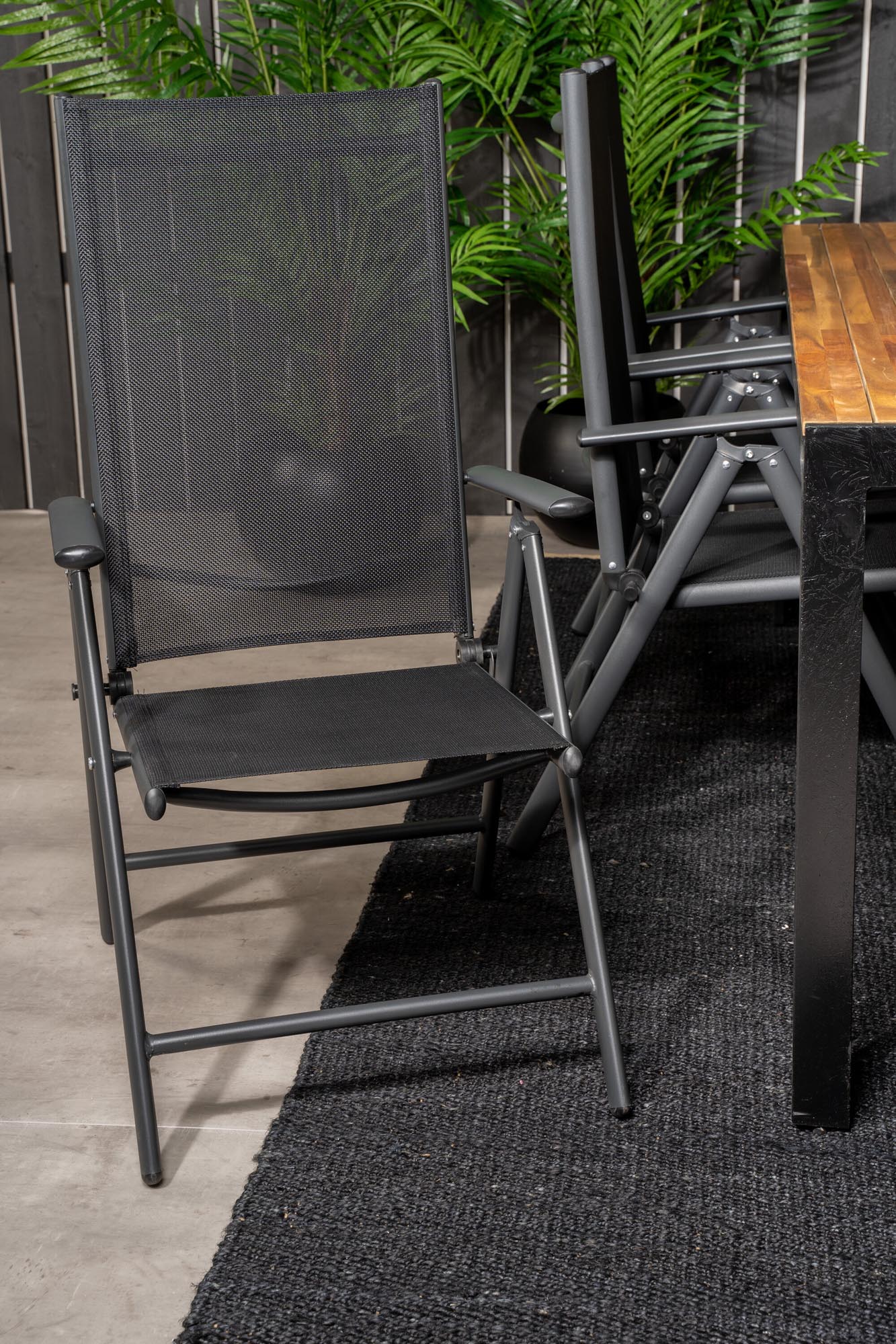 Stilvolles Bois Outdoor-Tischset von Venture Home für gesellige Abende im Freien. Platz für 6 Personen, robust und elegant.