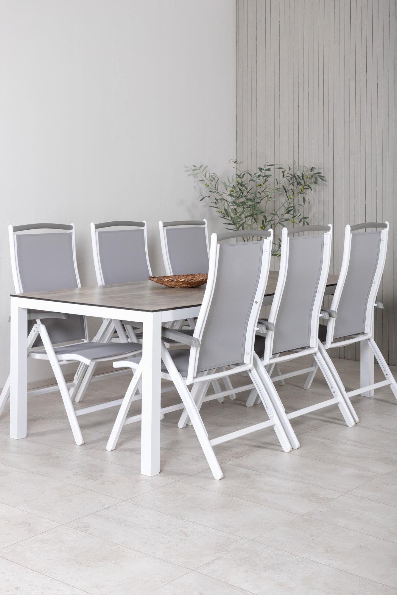 Entdecken Sie das Llama Outdoor-Tischset mit 205 cm Tisch und 6 ergonomischen Albany Stühlen. Ideal für gesellige Abende im Freien, robust und pflegeleicht.