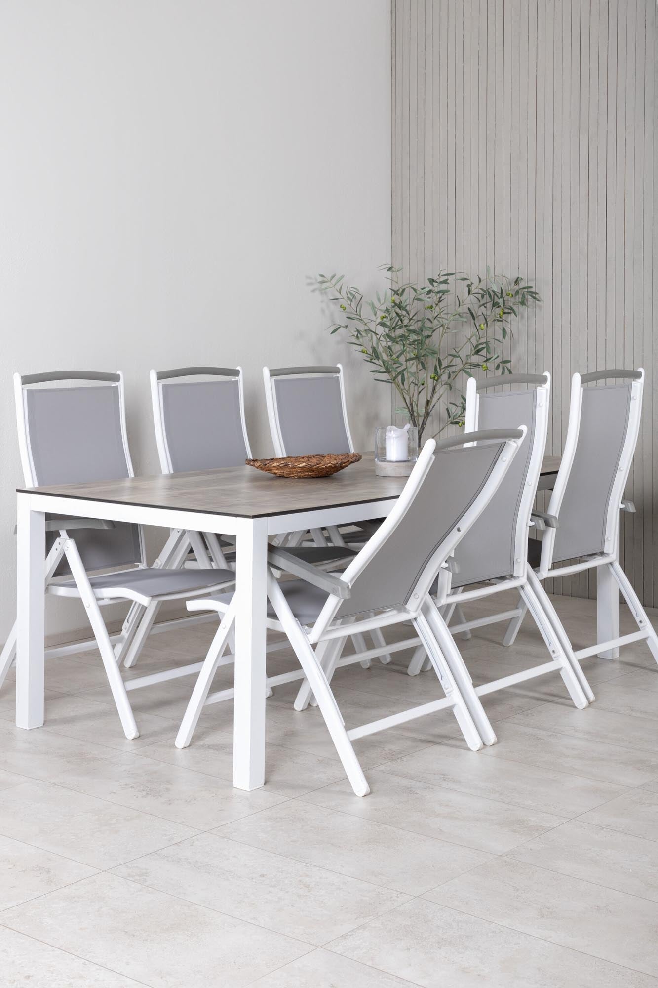 Gestalten Sie Ihren Außenbereich mit dem Llama Outdoor-Tischset: 205 cm Tisch und 6 klappbaren Albany Stühlen. Perfekt für gesellige Momente!