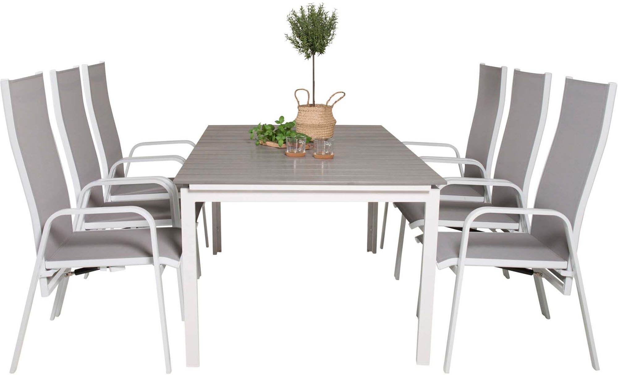 Vielseitiges Outdoor-Tischset für gesellige Runden im Freien.