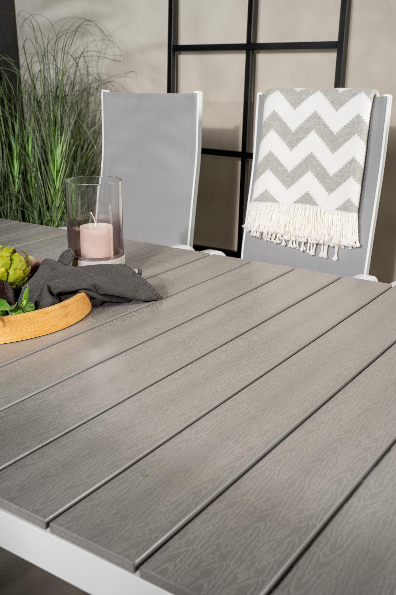 Elegantes Outdoor-Tischset für stilvolle Abende im Freien.