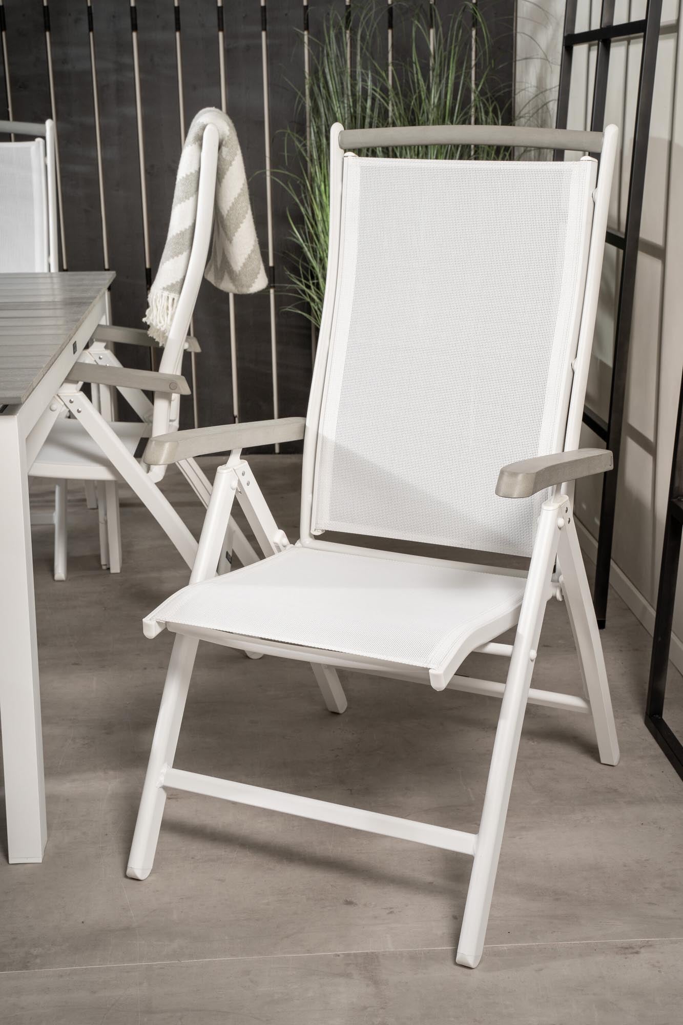 Robustes Outdoor-Tischset für gesellige Runden im Freien.