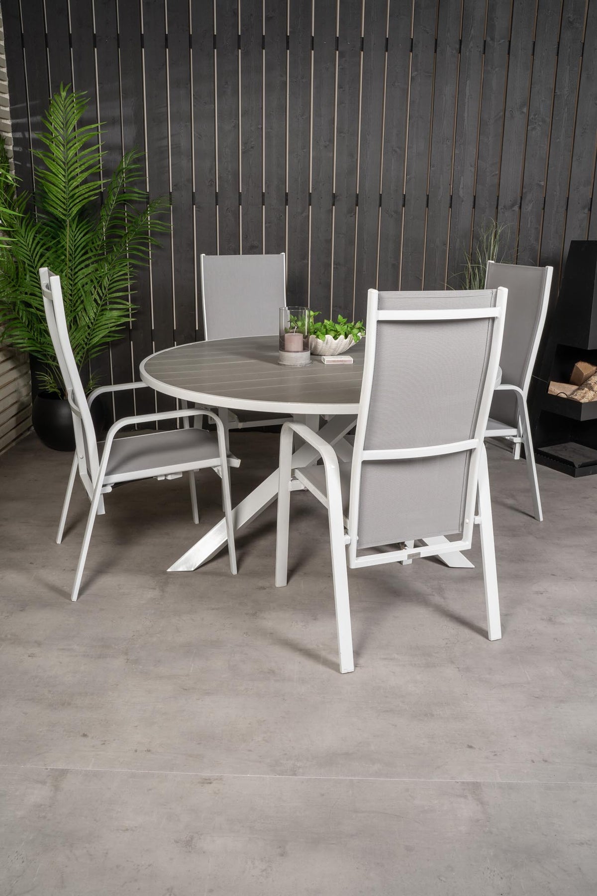 Rundes Gartentischset Parma mit ⌀140cm Tisch aus Aintwood und vier Copacabana Stühlen aus Textilene in Grau Weiss, Outdoor-Möbel von Venture Home