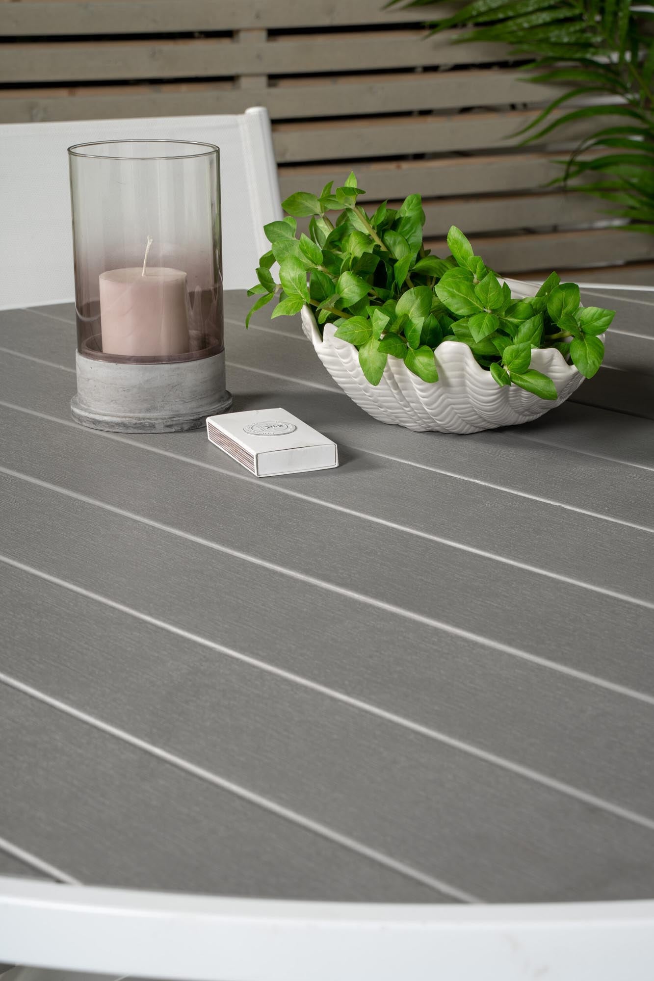 Elegantes Parma Set mit Santorini Tisch, perfekt für 4 im Garten.