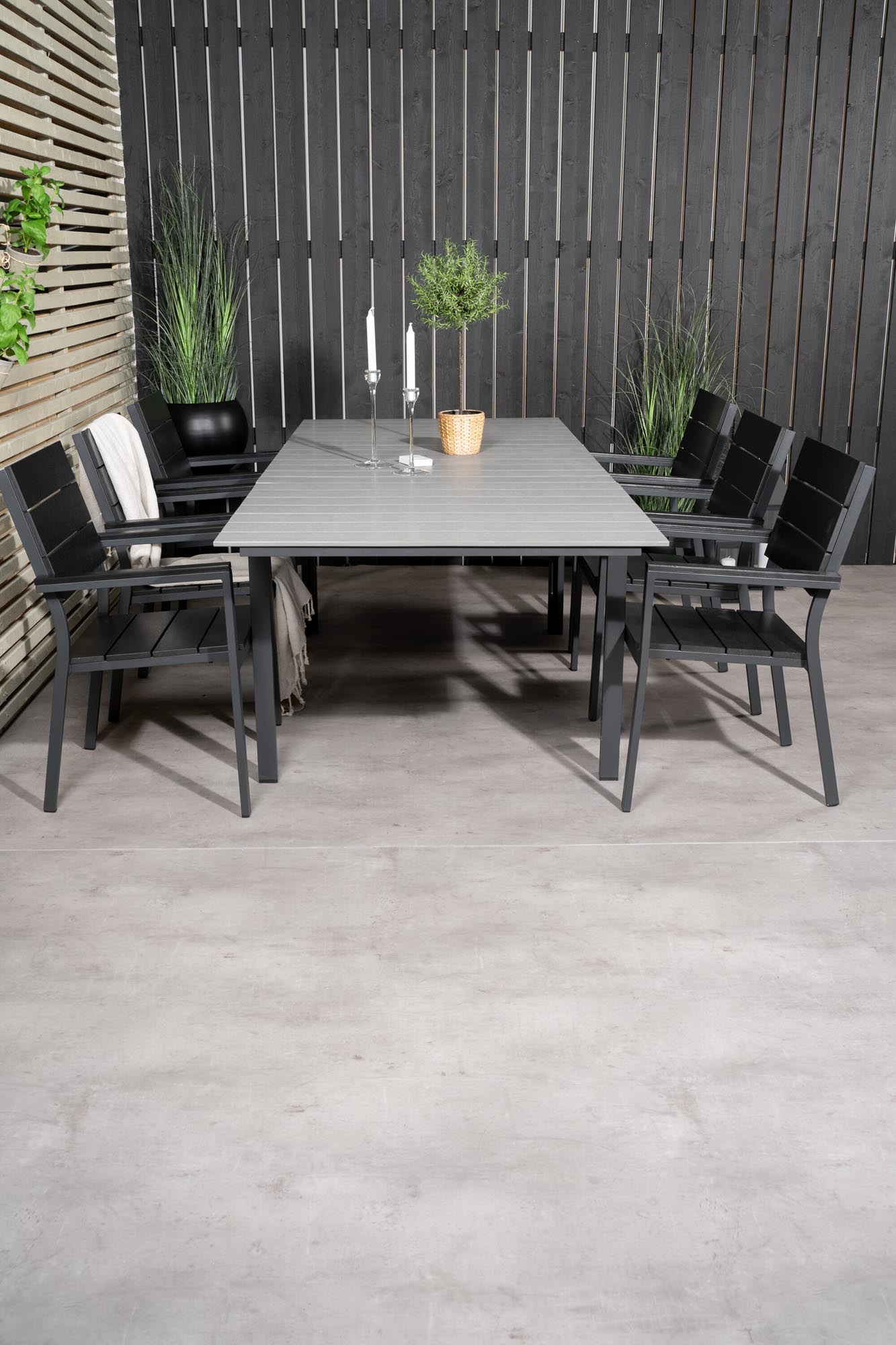 Stilvolles Outdoor-Tischset von Venture Home: Ausziehbarer 160 cm Tisch und 6 bequeme Aintwood-Stühle für unvergessliche Gartenmomente.