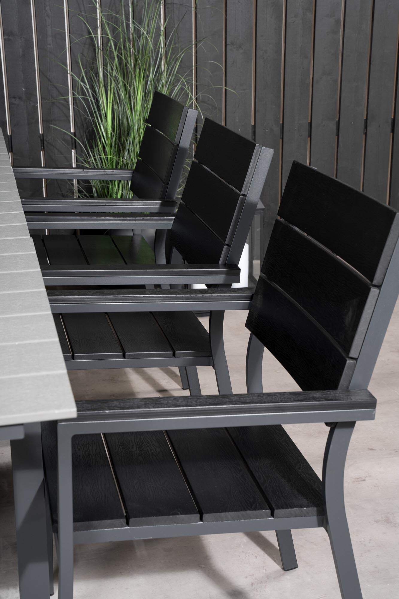 Erleben Sie das Levels Outdoor-Tischset von Venture Home: Ein eleganter, ausziehbarer 160 cm Tisch und 6 komfortable Stühle aus langlebigem Aintwood für unvergessliche Momente im Freien.
