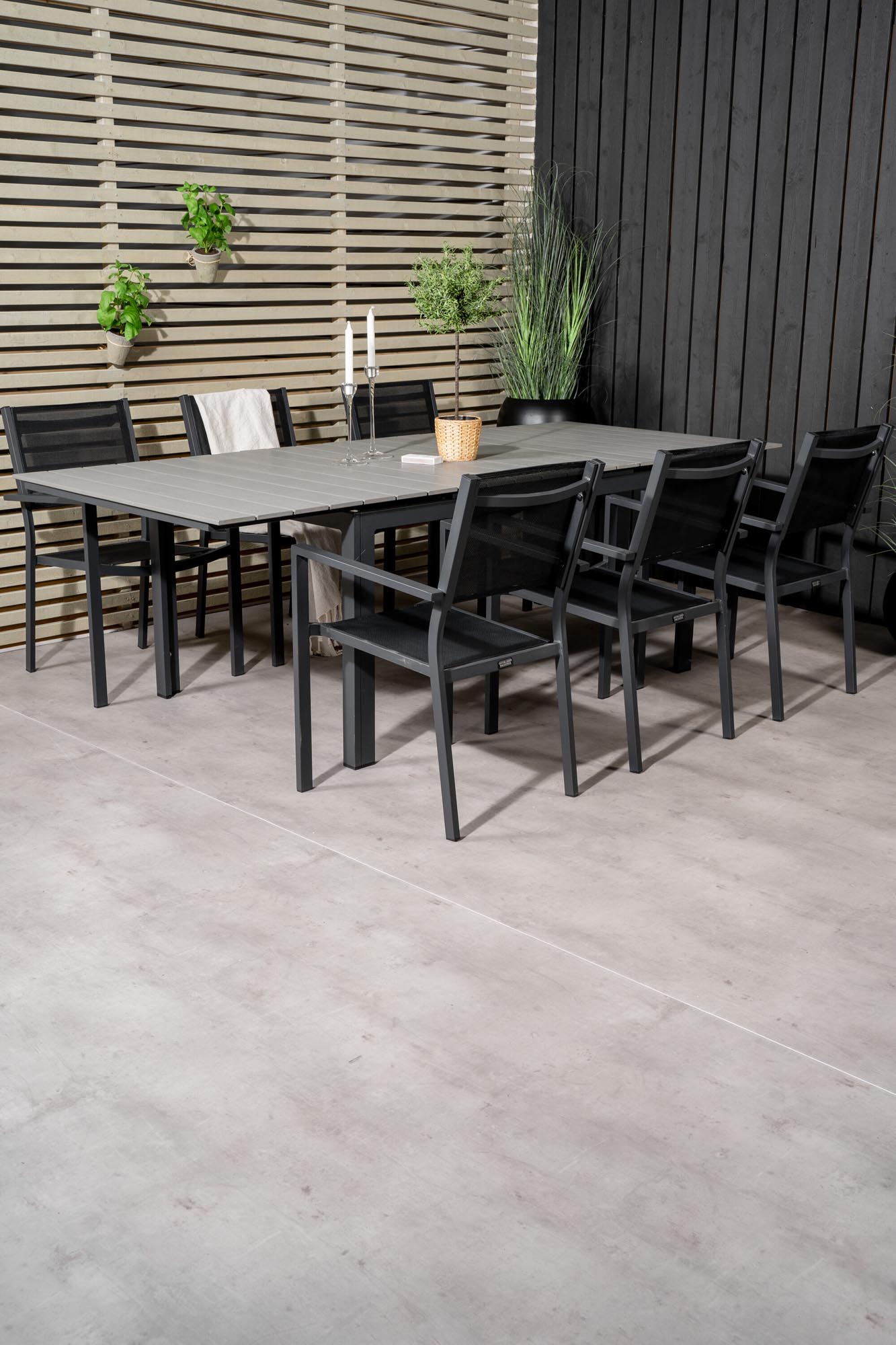 Elegantes, ausziehbares Outdoor-Tischset mit 6 Stühlen, ideal für stilvolle Gartenmomente. Hochwertig und funktional.