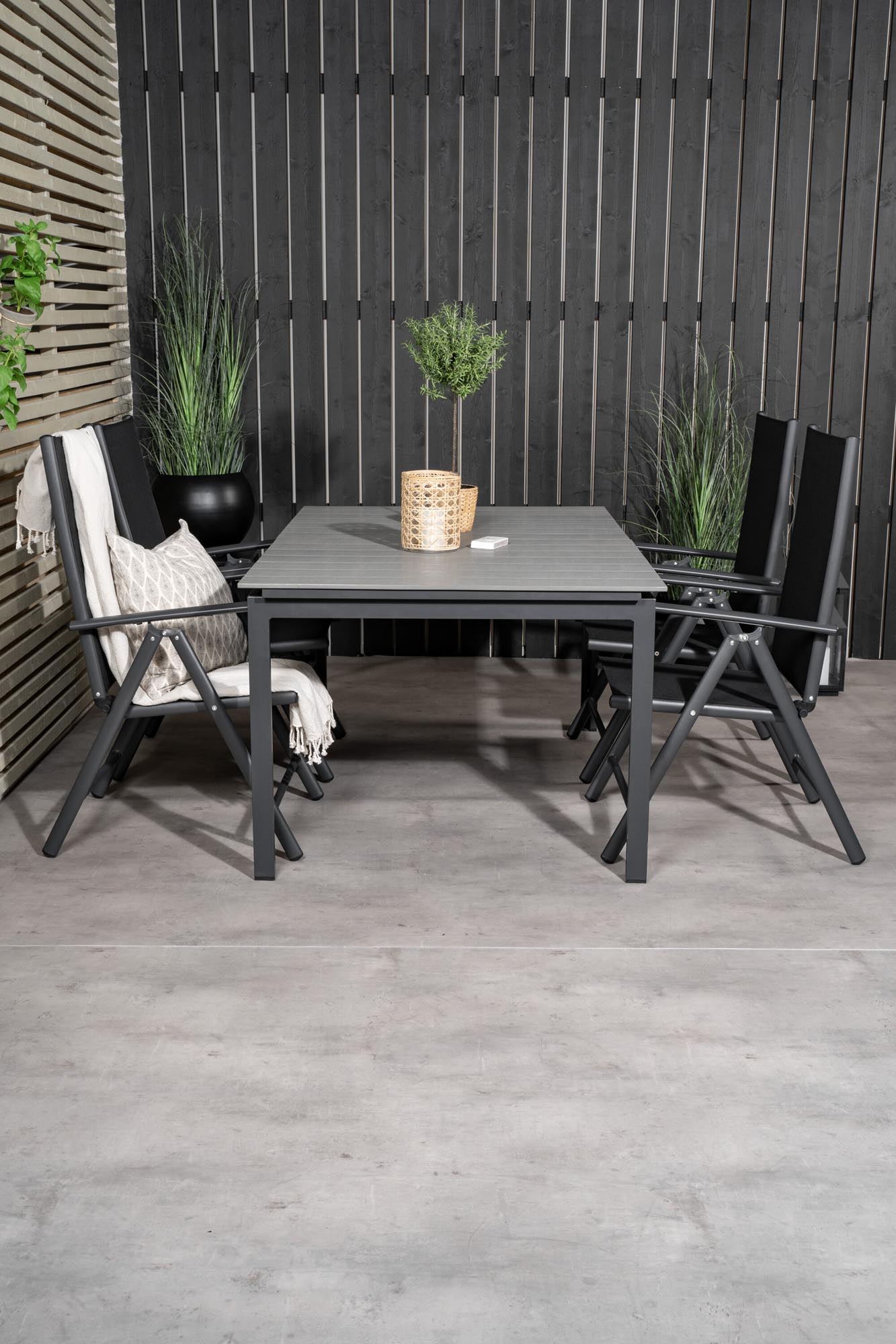Stylisches, ausziehbares Outdoor-Tischset mit klappbaren Stühlen für gesellige Momente im Freien. Ideal für Terrasse und Garten.
