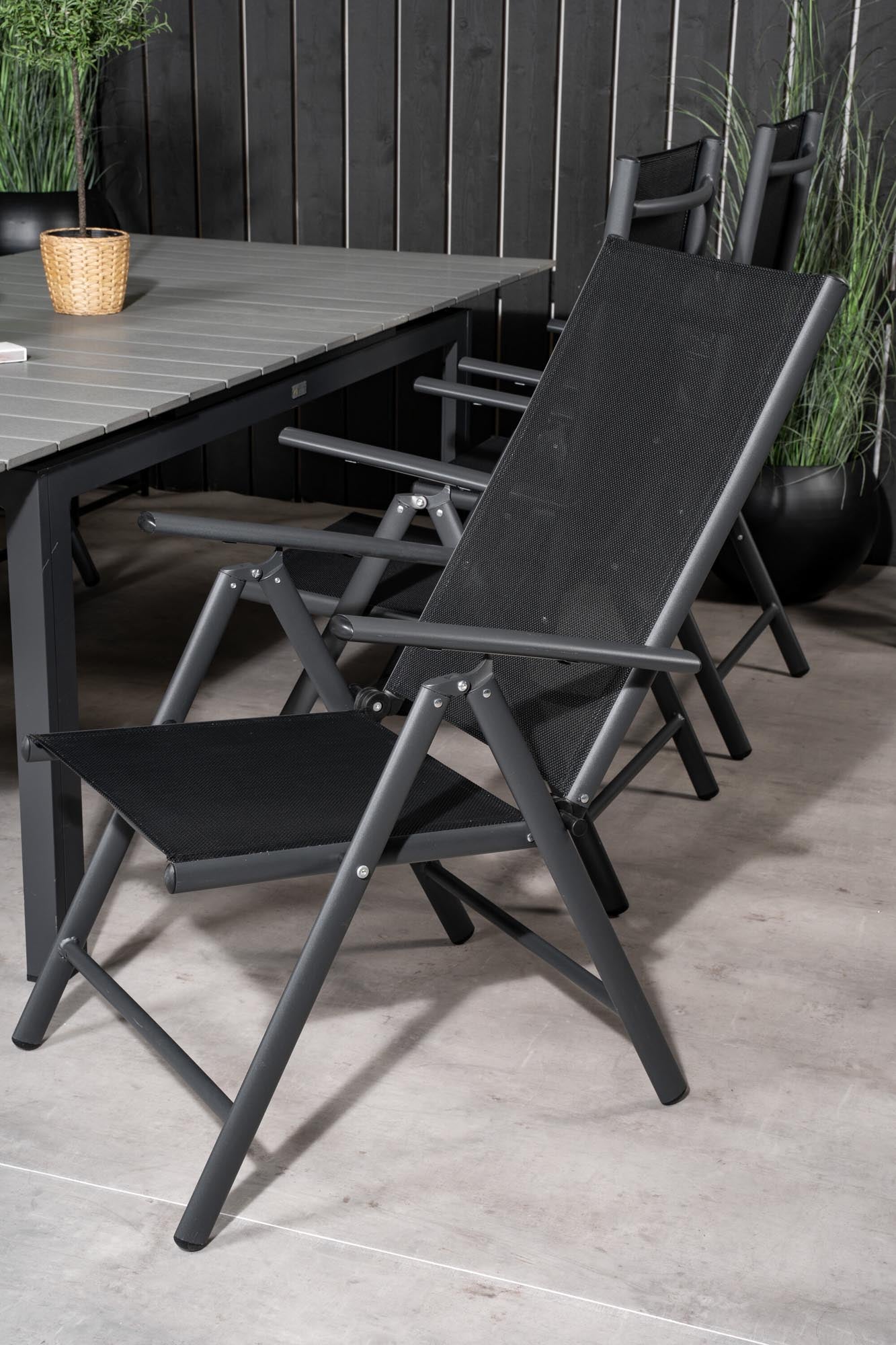 Levels Outdoor-Tischset ausziehbar + Break 160cm/4St. in Schwarz präsentiert im Onlineshop von KAQTU Design AG. Gartentischset ist von Venture Home