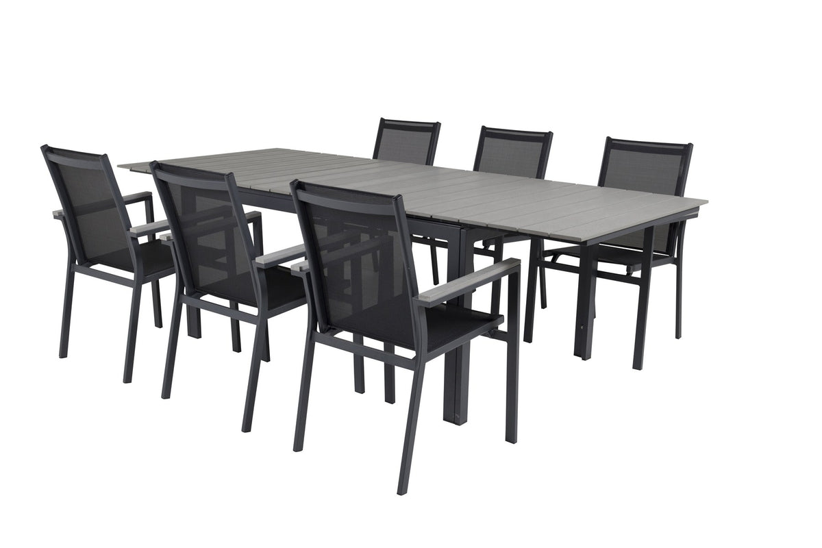 Rechteckiger Esstisch aus Aintwood mit Aluminiumgestell in Anthrazit, dazu zwei stapelbare Stühle mit pulverbeschichteter Oberfläche.