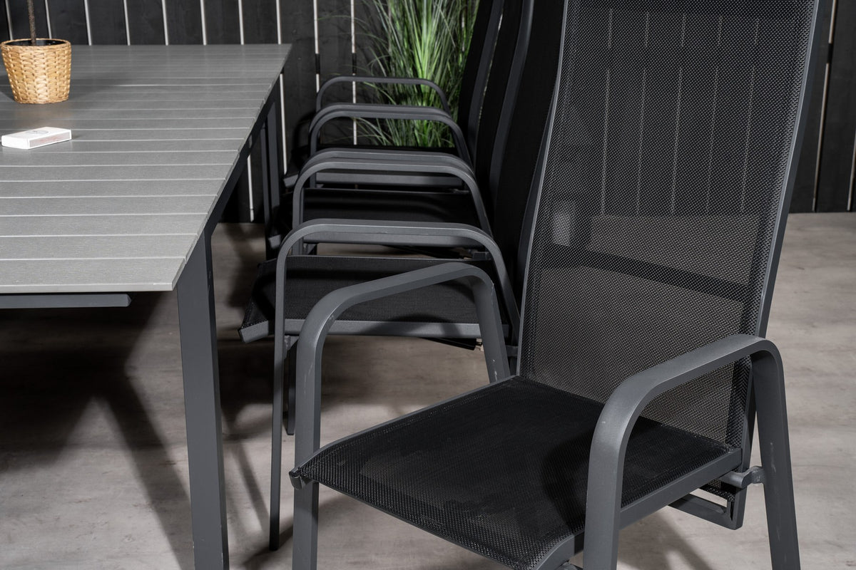 Schwarzer ausziehbarer Gartentisch Levels mit grauer Aintwood-Tischplatte und zwei stapelbaren Copacabana Sesseln aus Aluminium und Aintwood.