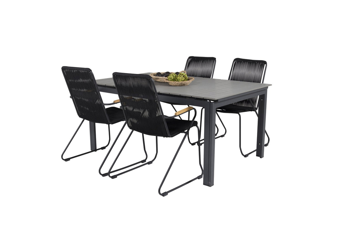 Schwarzer rechteckiger Gartentisch aus Aintwood und Aluminium mit grauer Tischplatte, dazu zwei schwarze Esszimmerstühle mit Pulverbeschichtung.
