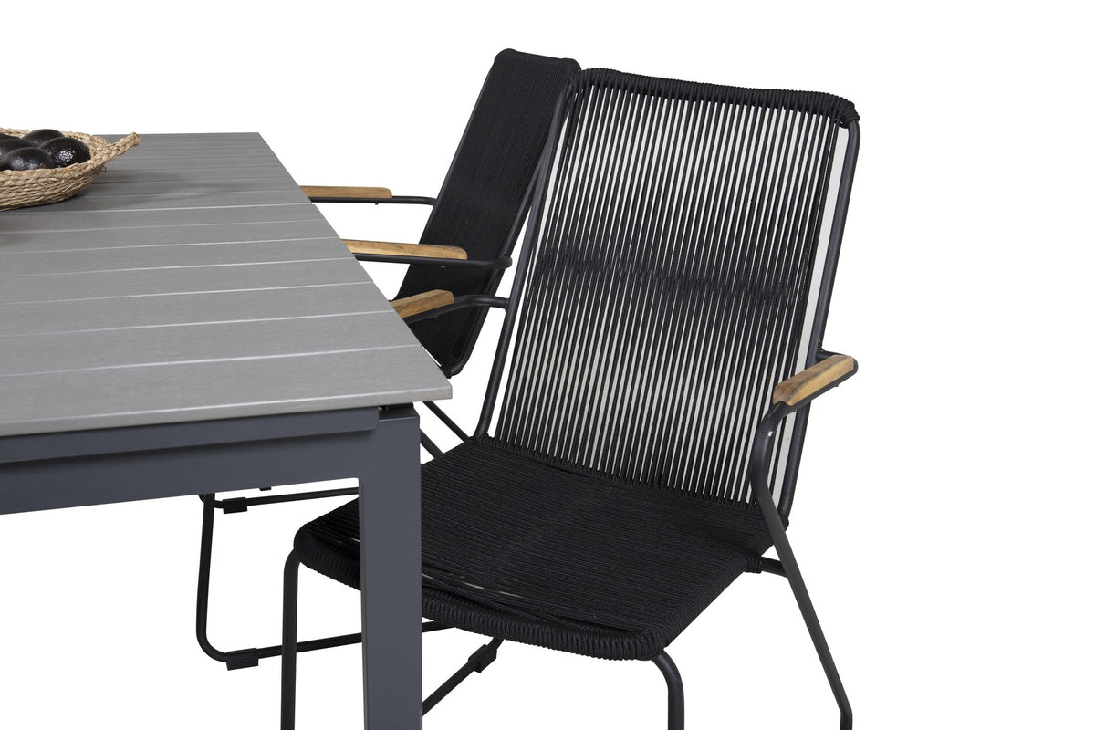 Schwarzer rechteckiger Gartentisch aus Aintwood und Aluminium mit grauer Tischplatte, dazu zwei schwarze Esszimmerstühle mit Pulverbeschichtung.